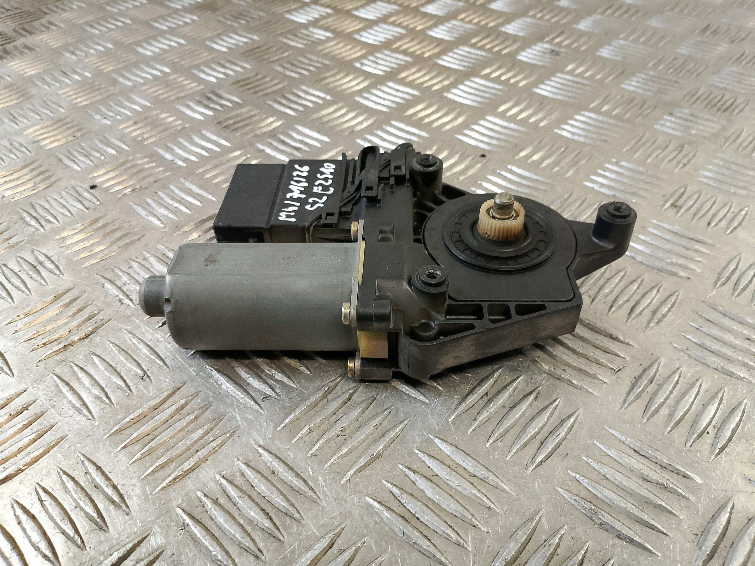 window regulator left rear part left rear VW PASSAT B5 BOSCH 0130821697