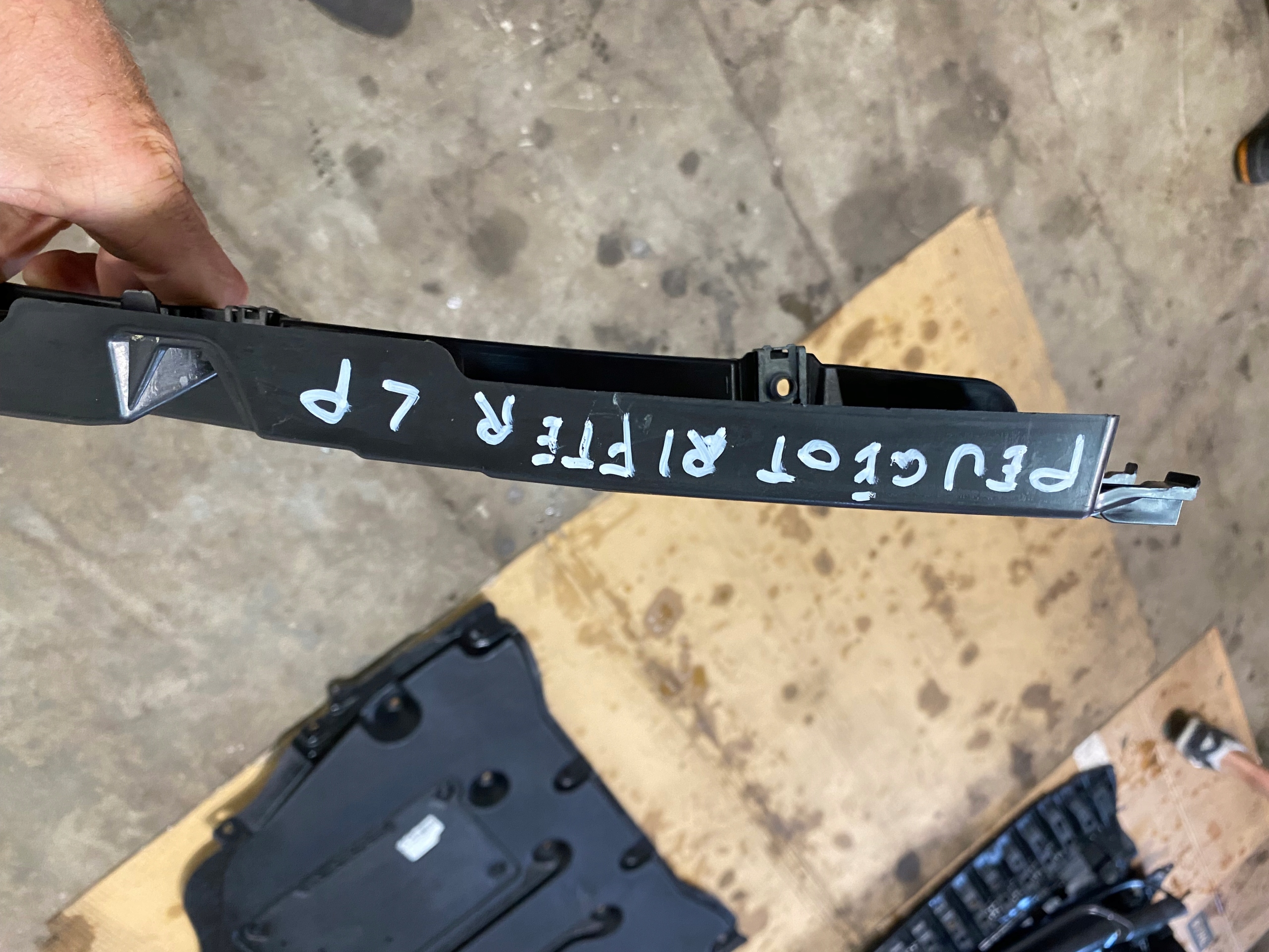 bumper bracket front left PEUGEOT RIFTER 9856007380