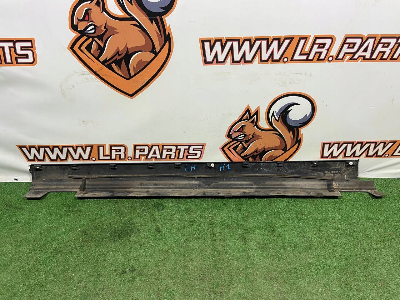 LISTWA PROGOWA LEWA RANGE ROVER L405 JPLA101D57AA Numer katalogowy części LR110603