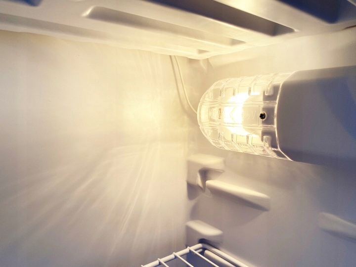 MAŁA LODÓWKA PODBLATOWA CHŁODZIARKA ZAMRAŻARKA 98L Położenie zamrażarki brak