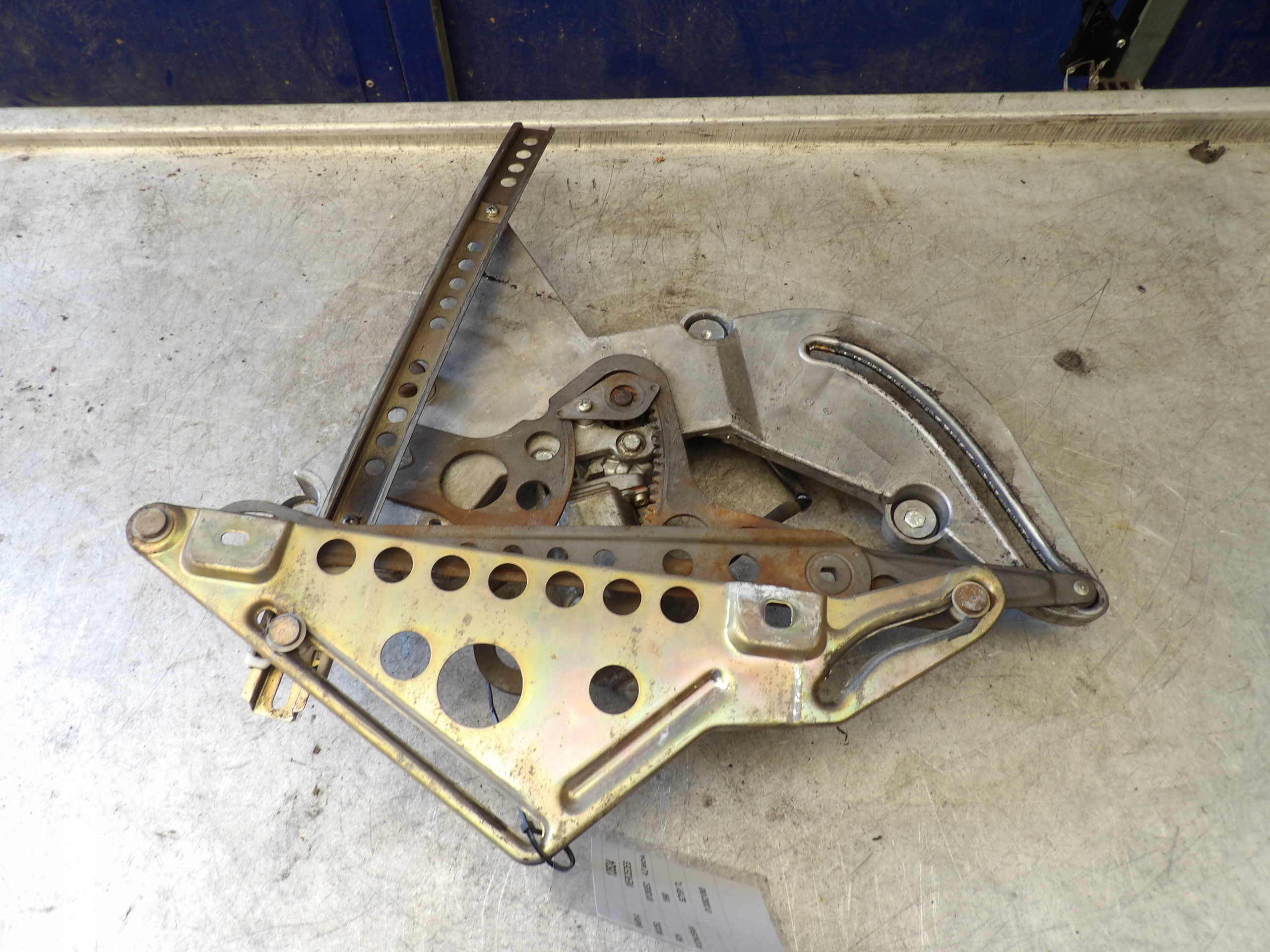 Mercedes W126 Coupe podnośnik szyby tył lewy Numer katalogowy części 0130821065