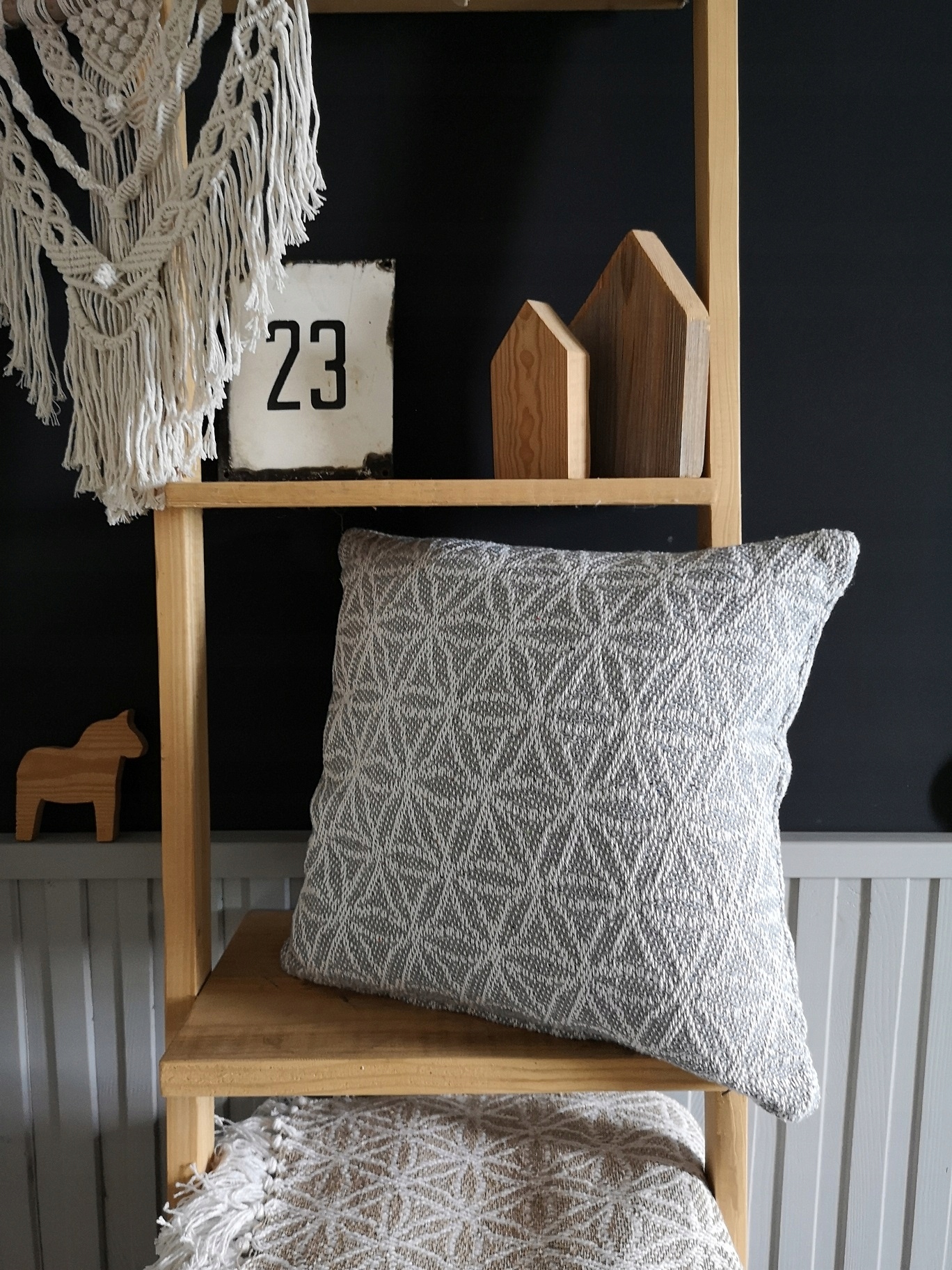 

Poszewka wzorzysta 40x40 w stylu boho etno szara