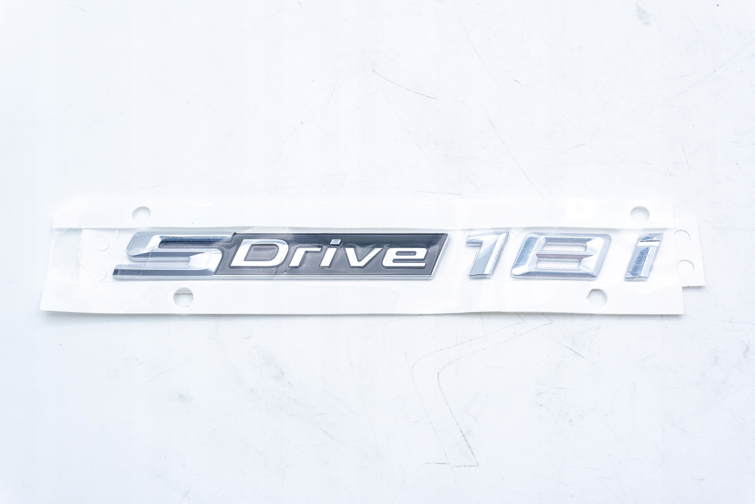 Emblém s pravým nápisom SDrive 18i Bmw F39 F48