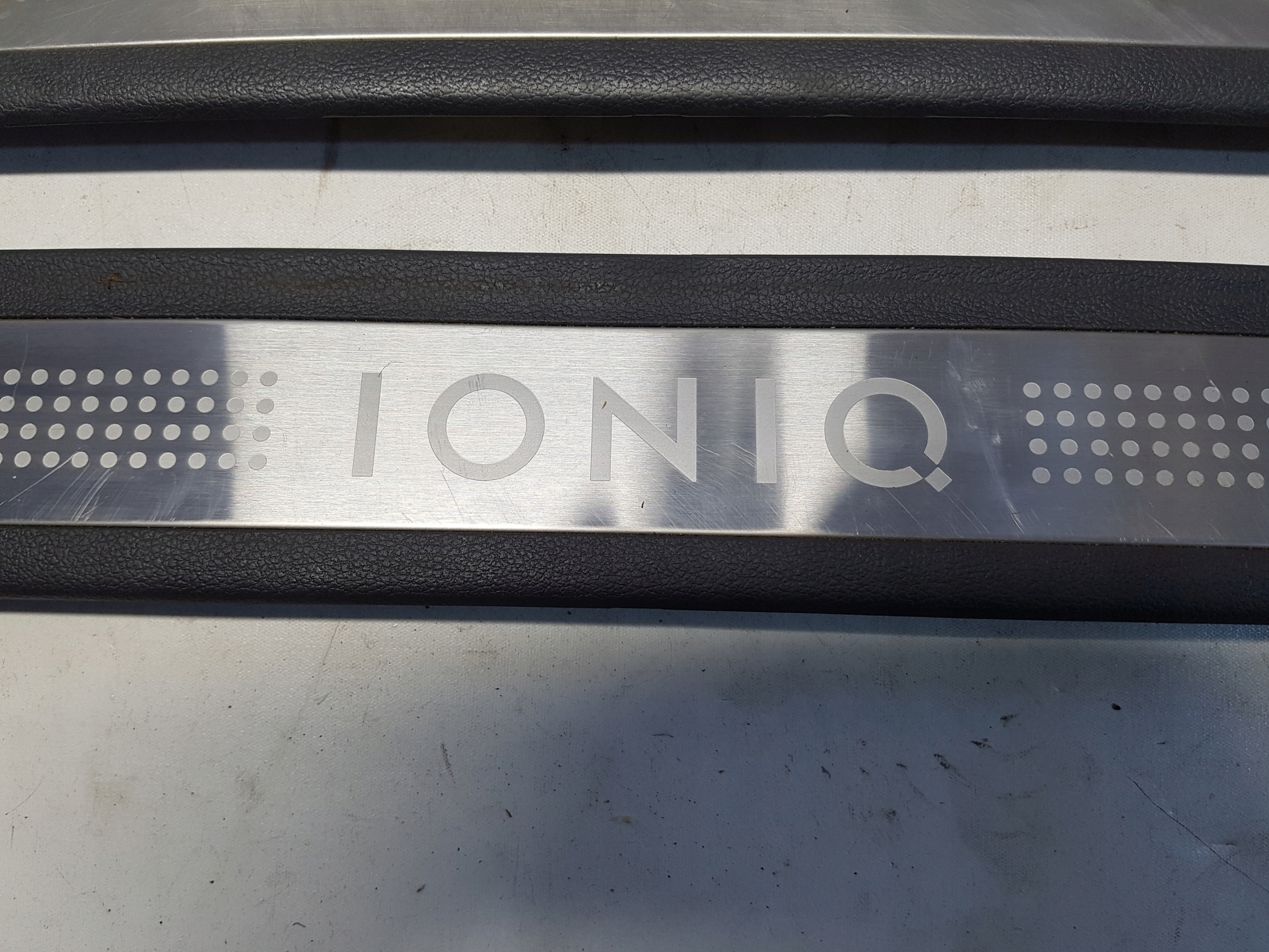 HYUNDAI IONIQ lišta PRAHU ozdobna levá pravá