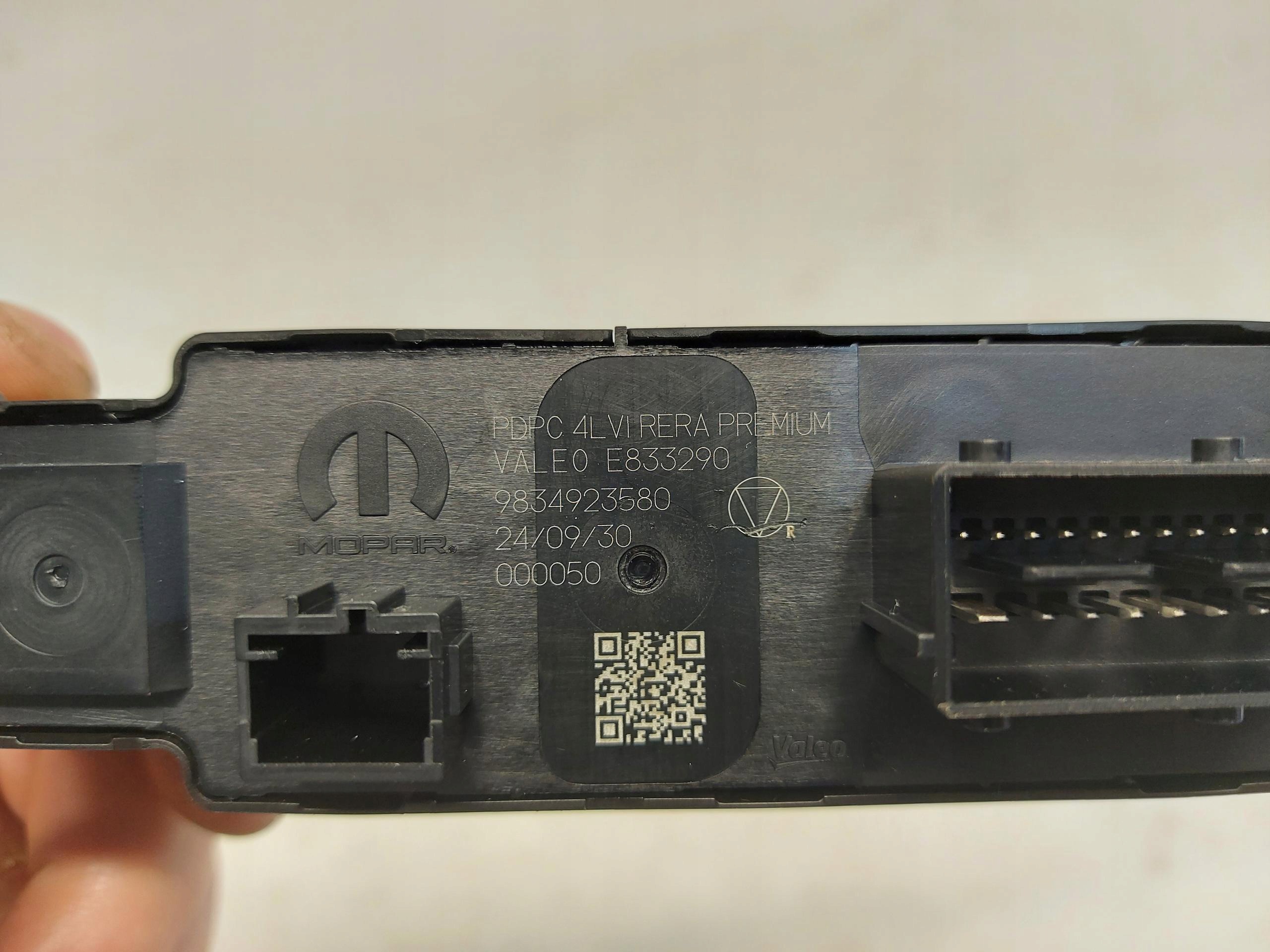 Peugeot 5008 III E5008 window control switch windows left front 9834923580