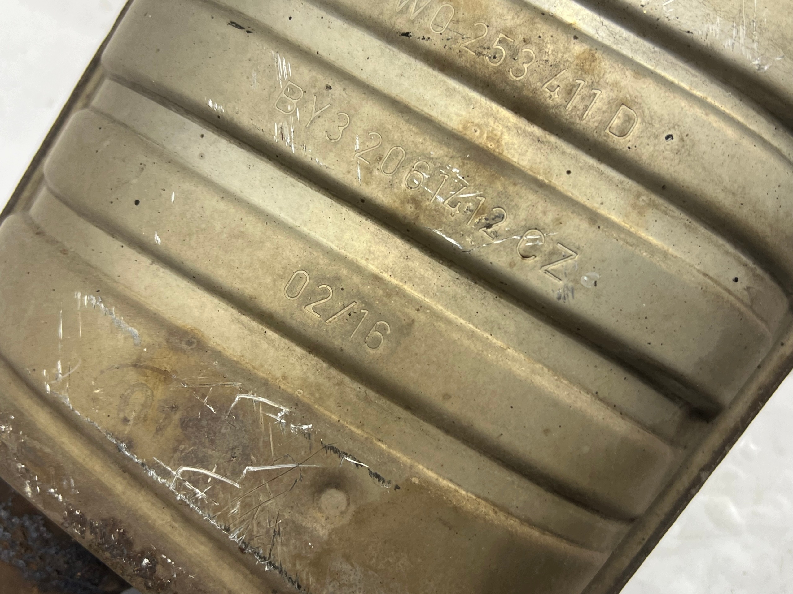 TLUMIK mitte AUDI A4 B9 8W 2.0 TDI 8W0253411D