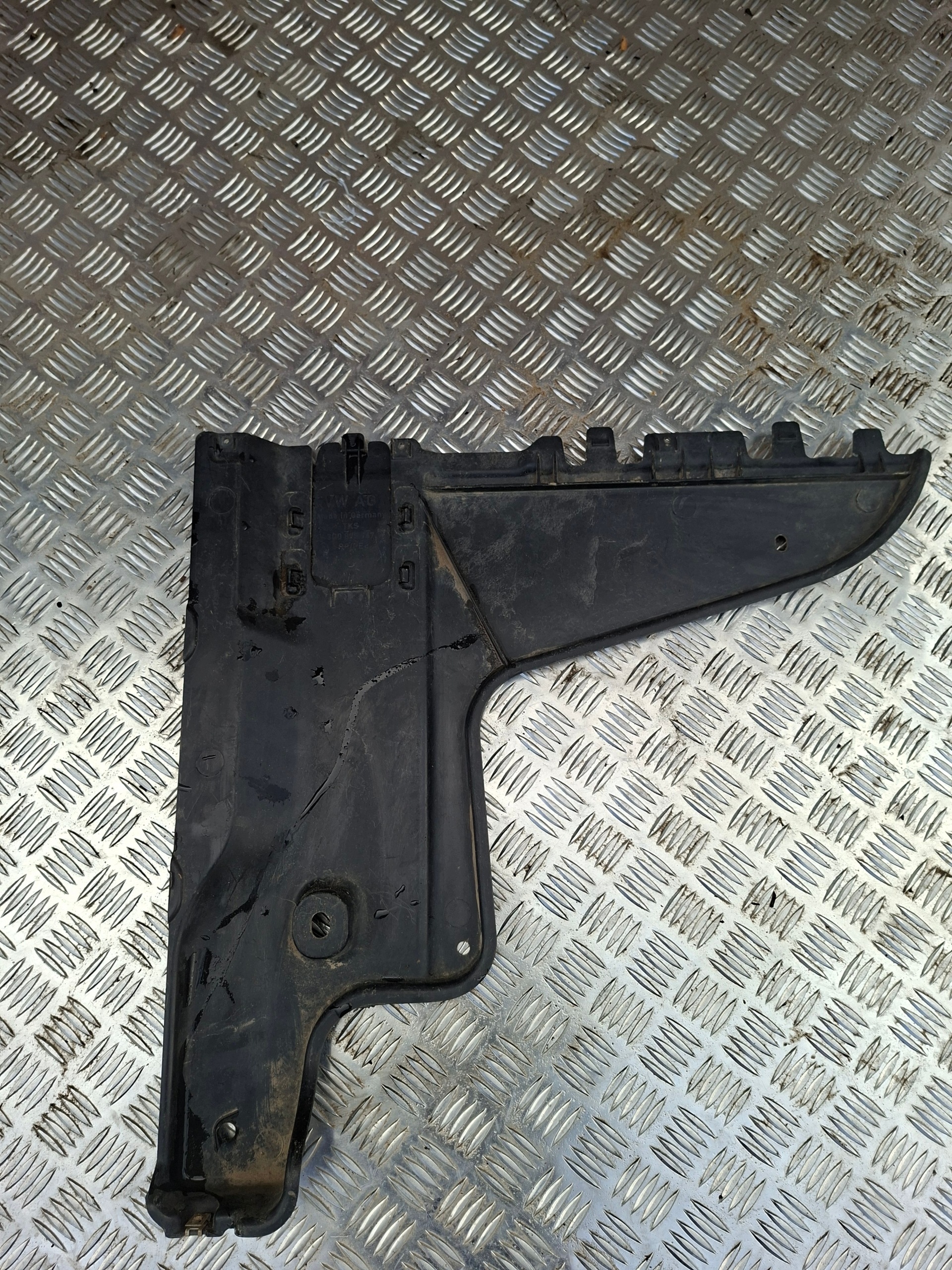 cover chassis right VOLKSWAGEN VW PASAT B8 3Q0825101A