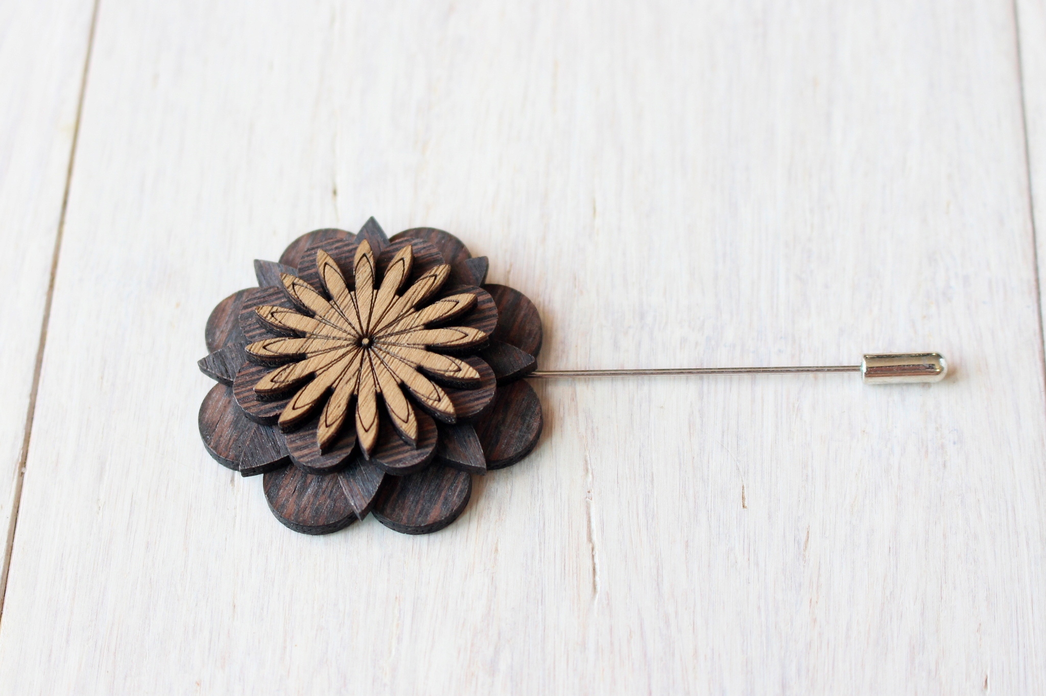 Drewniana elegancka wpinka na szpilce PROMIEŃ
