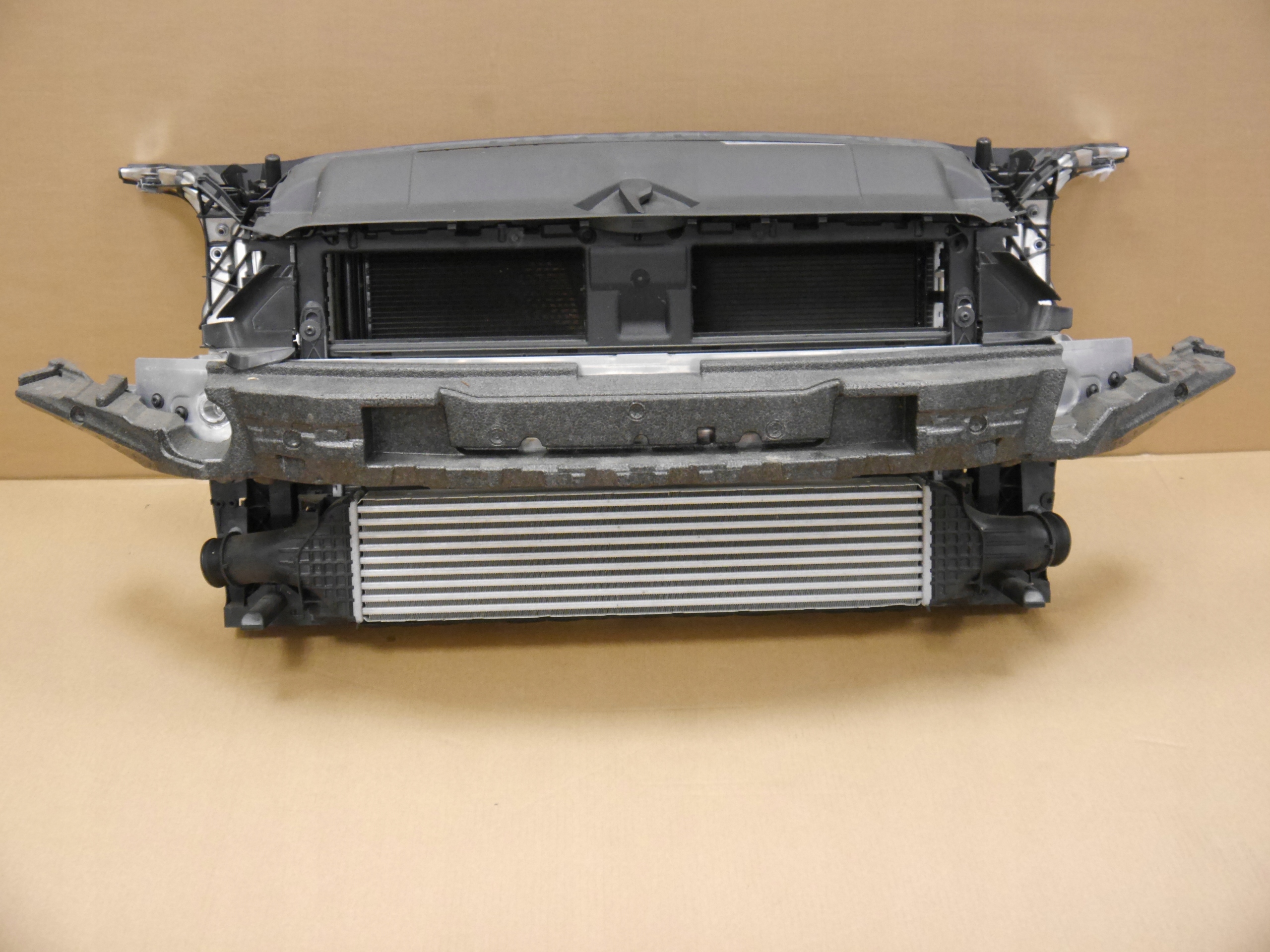 AUDI A4 A5 8W PAS PRZEDNI CHŁODNICE 2.0 TFSI