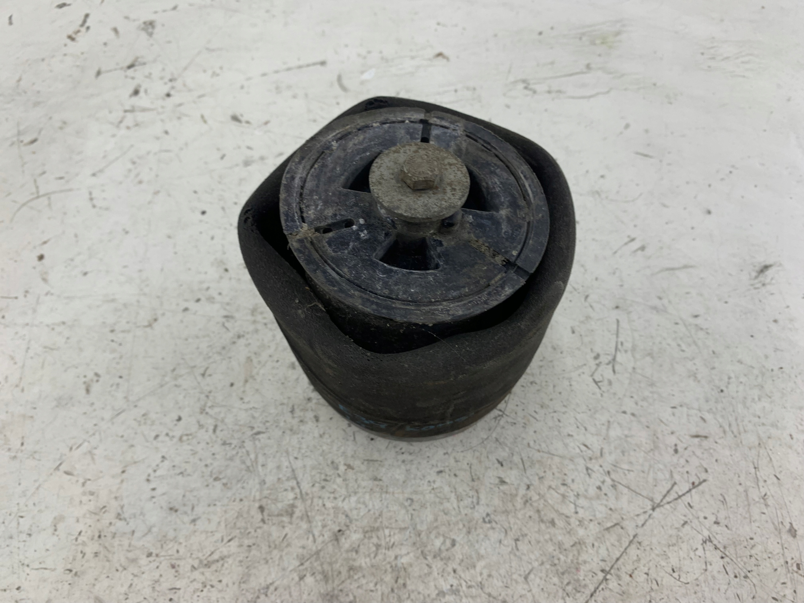 BMW E39 KOMBI MIECH silent block left rear part