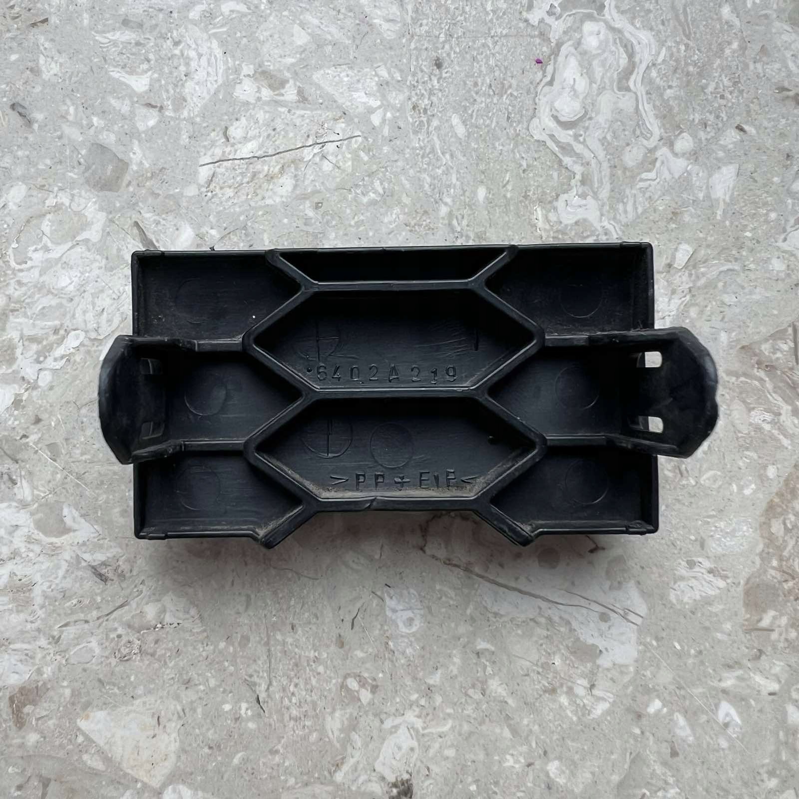 MITSUBISHI OUTLANDER 2010-2013 grid of a bumper front 6402A219