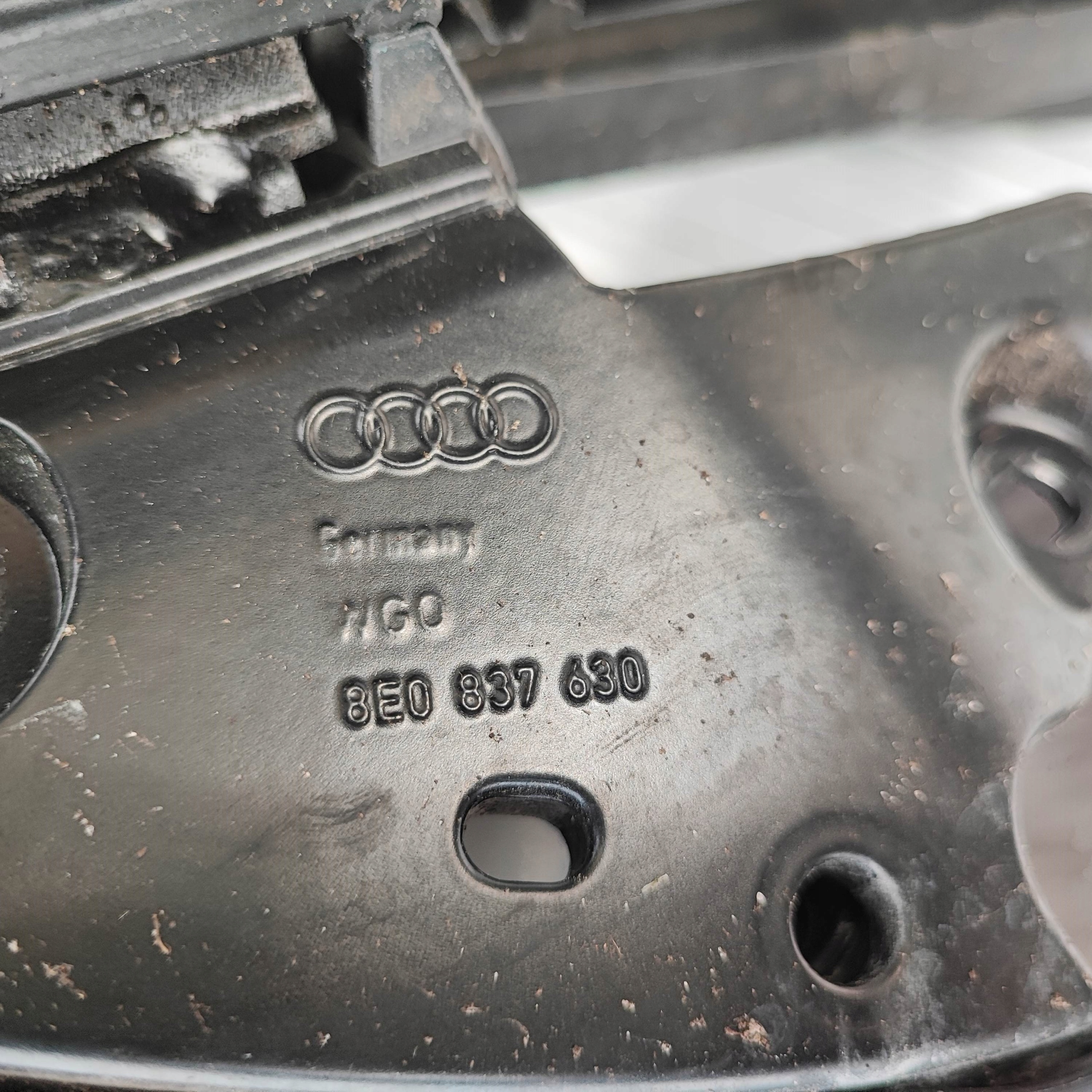 RAMKA USZCZELKA PRAWY PRZÓD AUDI A4 B6 SEDAN KOMBI Numer katalogowy oryginału 8E1837630