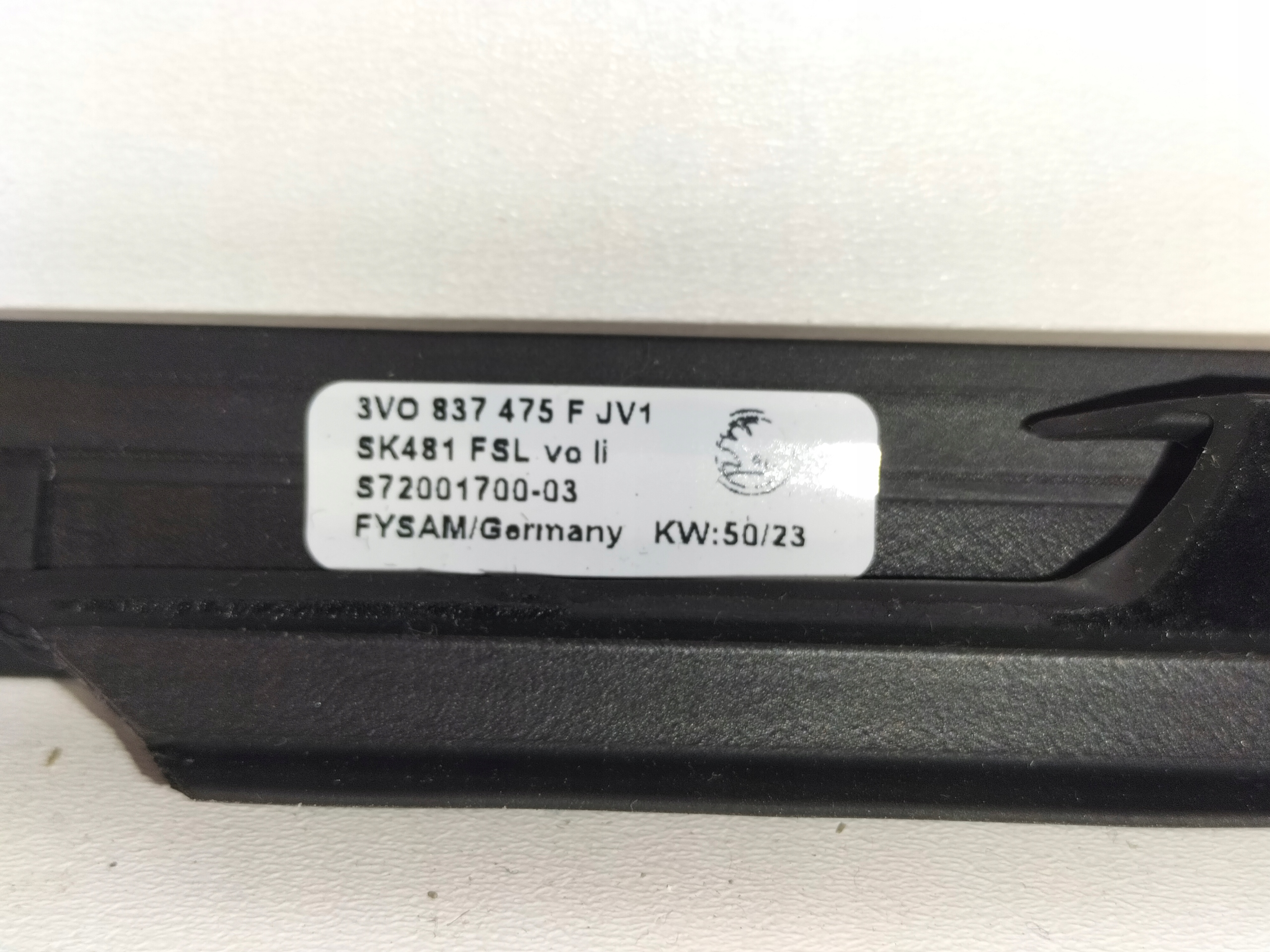 moulding dust door front left SKODA SUPERB III 15