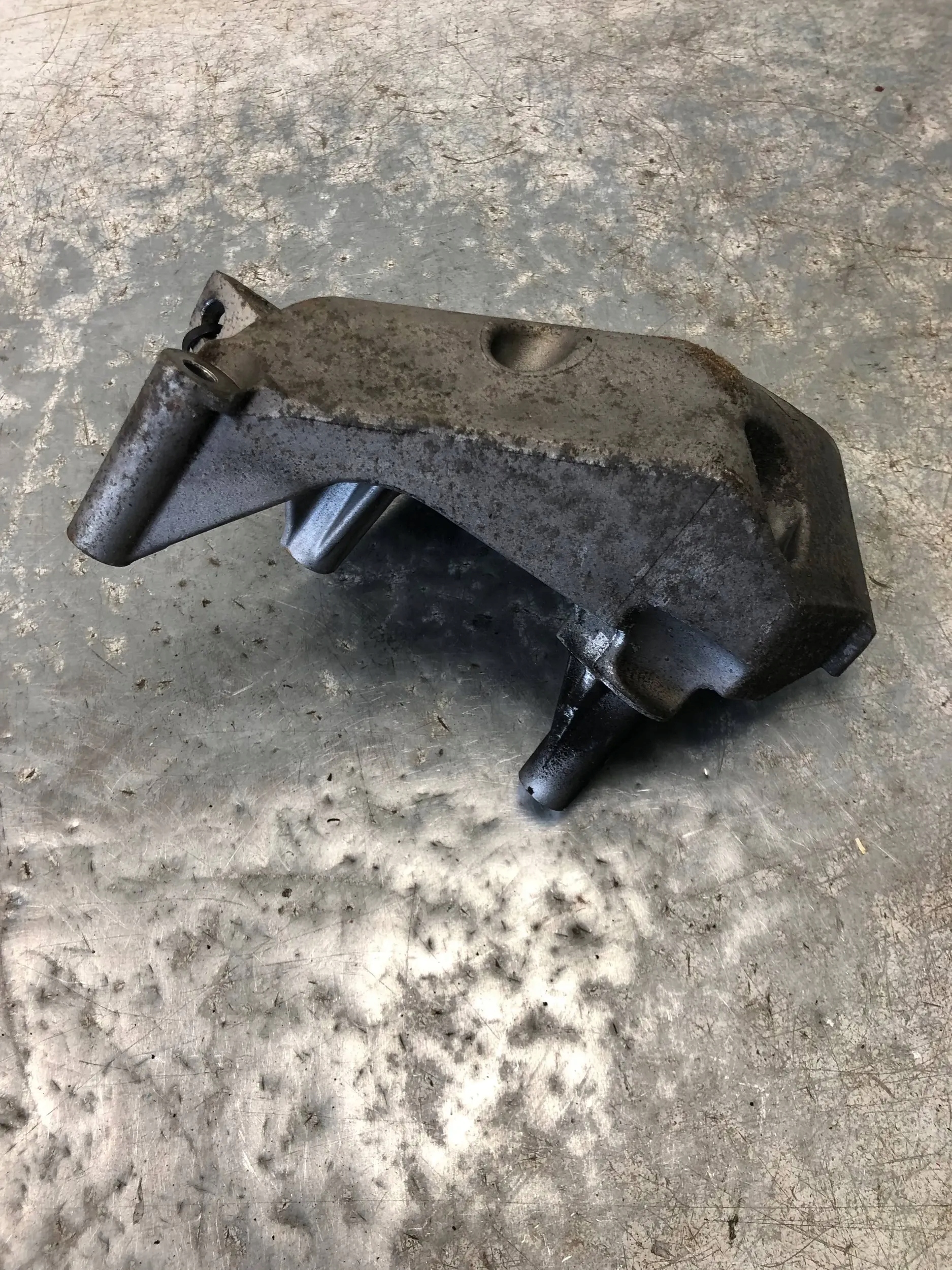 holder engine mount VW POLO IV 9N 045199207