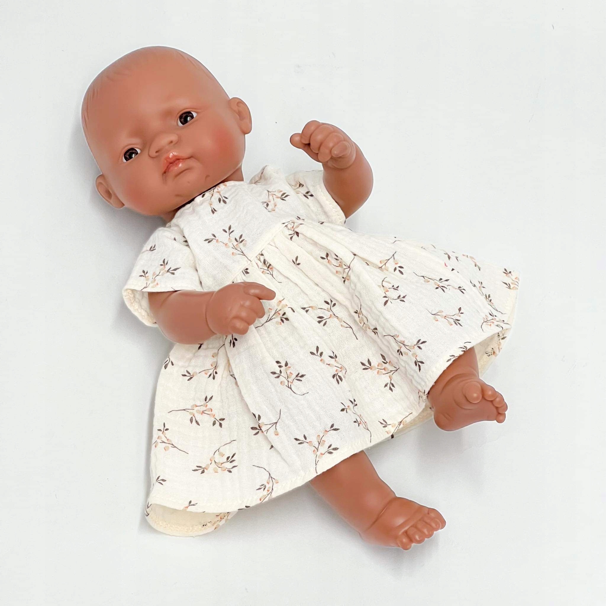 Sukienka dla lalki Miniland 32cm gałązki na ecru Wiek dziecka 2 lata +