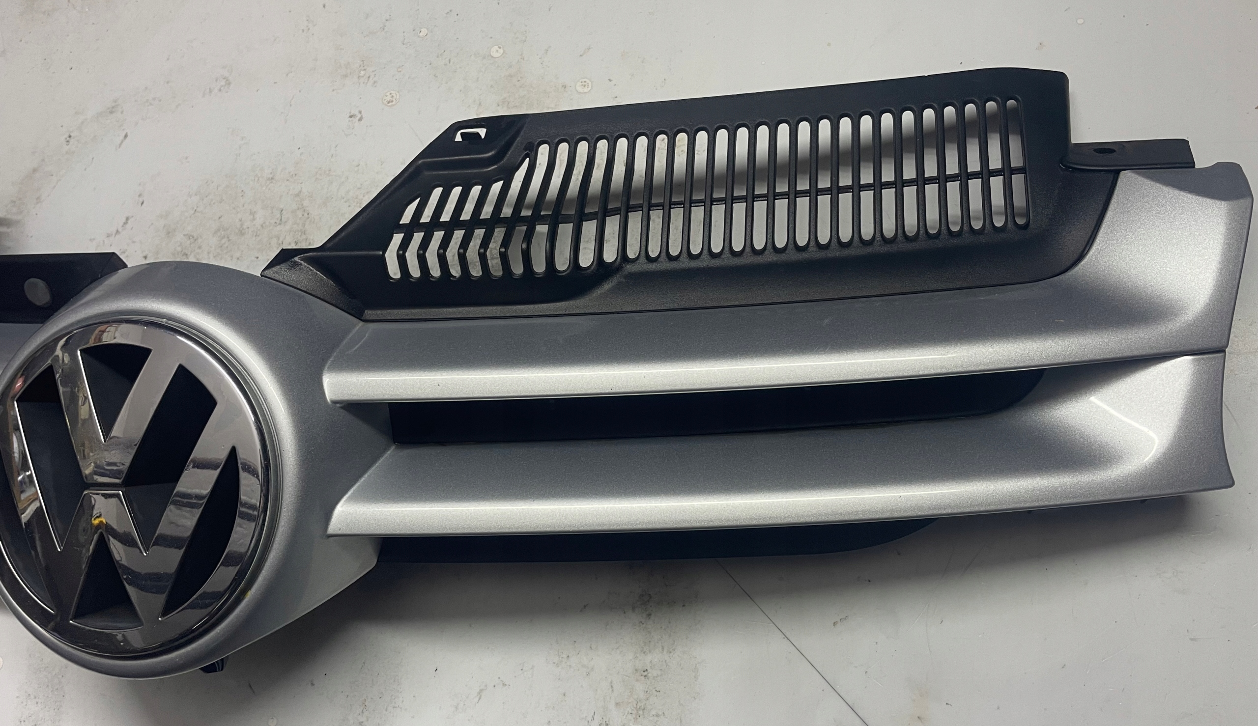 Vw Golf V GRILL ATRAPA PRZÓD kolor LA7W 1K0853655A Jakość części (zgodnie z GVO) O - oryginał z logo producenta pojazdu (OE)