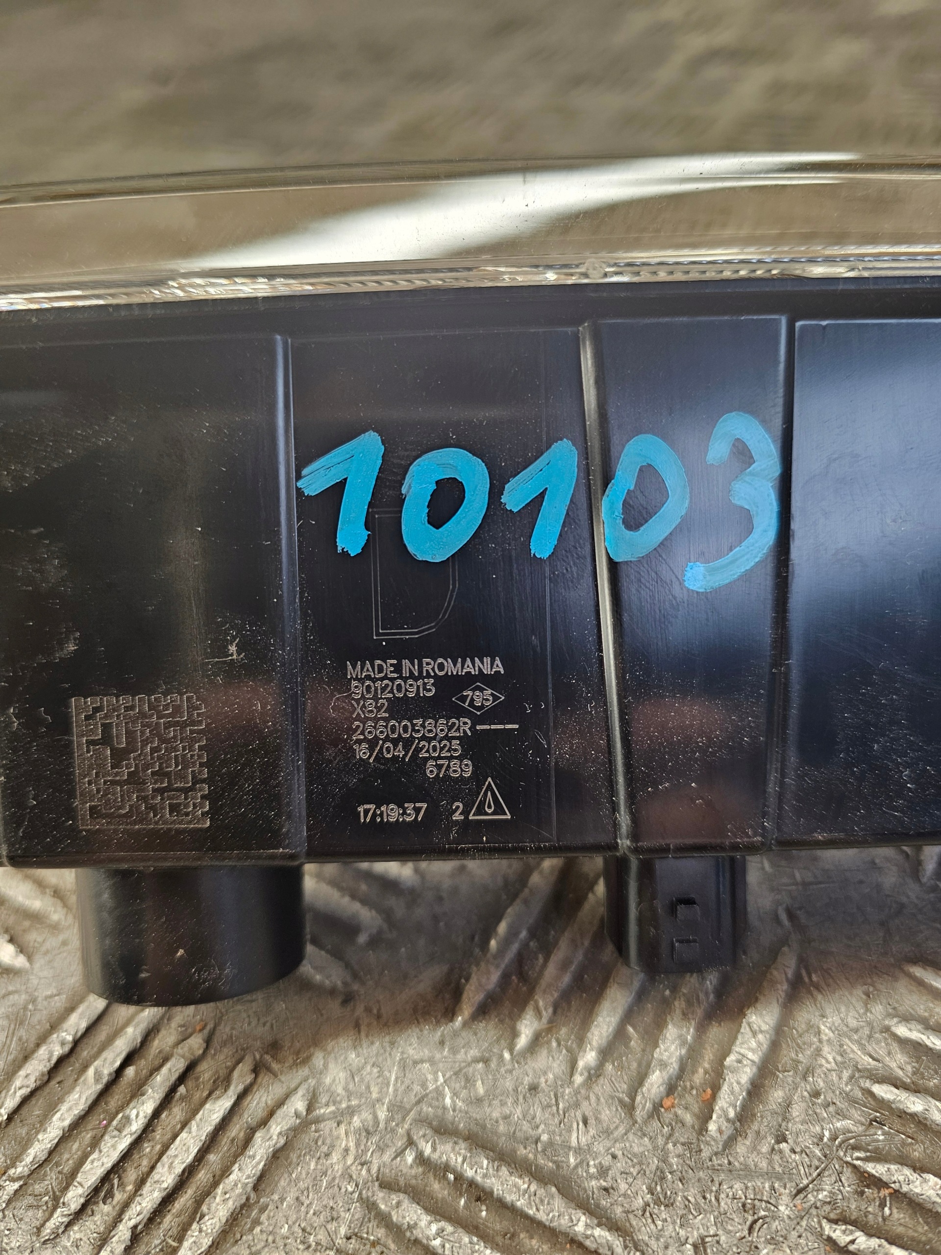 phare DZIENNE LED R TRAFIC III droit 266003862R