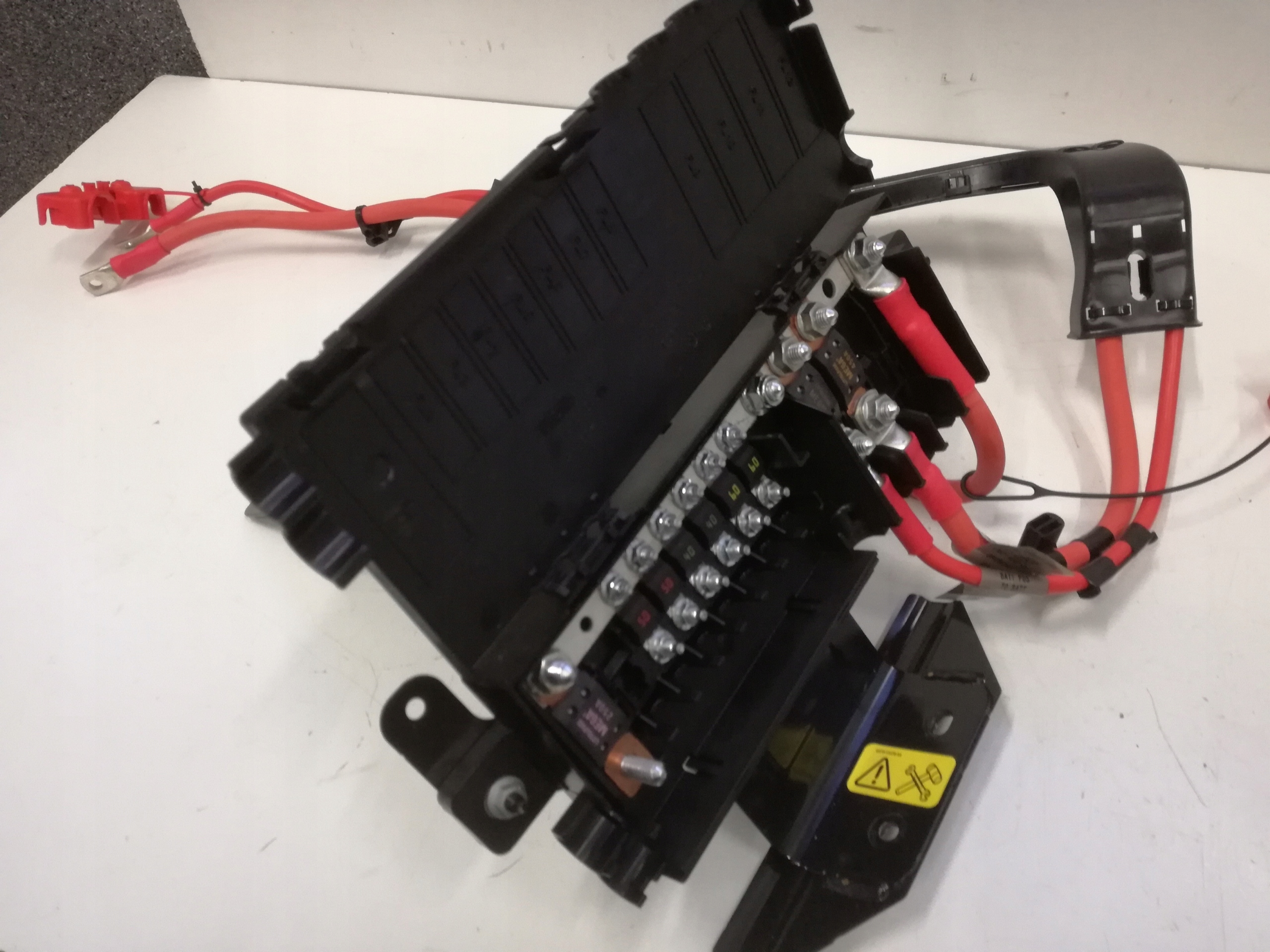 SKRZYNKA BEZPIECZNIKÓW BAGAŻNIK JAGUAR XF X260 15- Typ samochodu Samochody osobowe