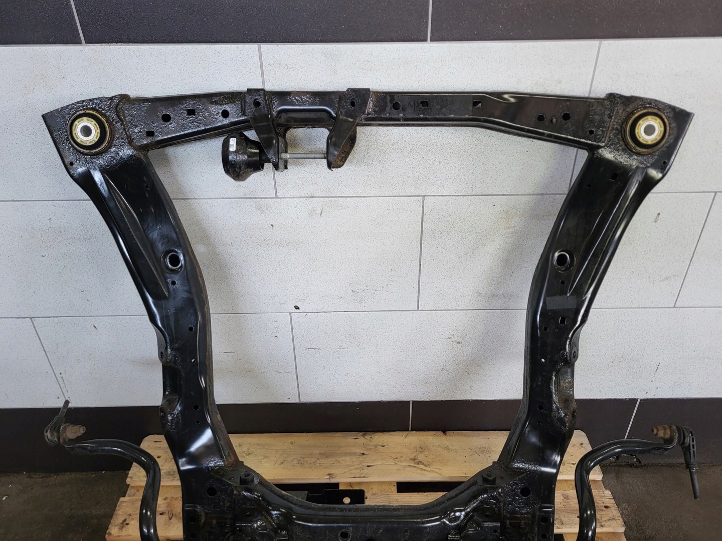 axle beam subframe axle beam sider trawers front 2.0 cdti OPEL INSIGNIA B 84305675