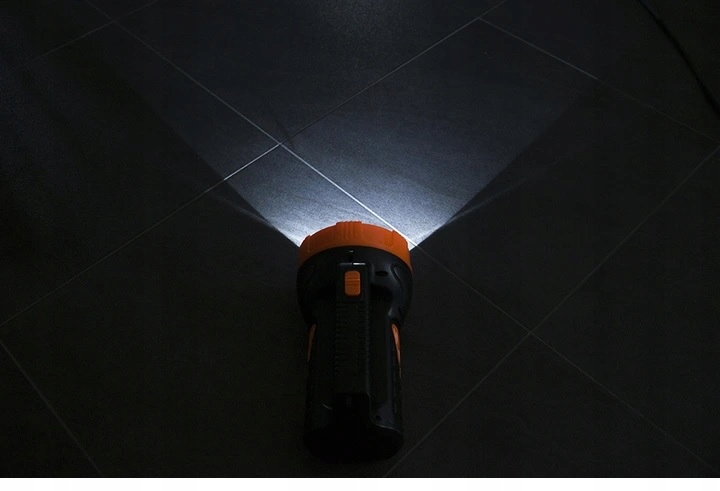 LATARKA SZPERACZ ŁADOWALNA AKUMULATOROWA 230V LED Materiał ABS