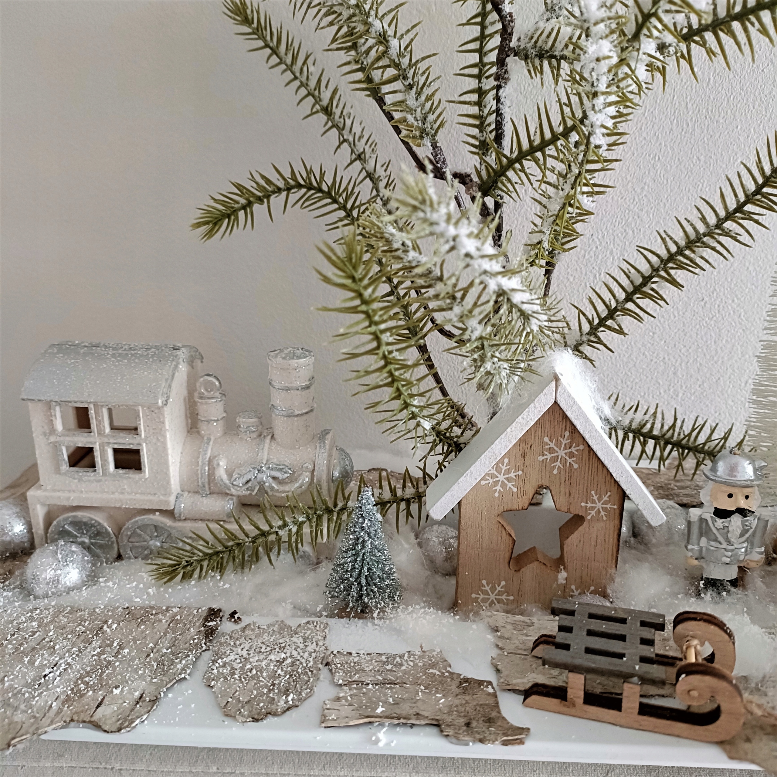 BIAŁY ŚWIĄTECZNY STROIK BOŻONARODZENIOWY PODŚWIETLONY POLSKIE RĘKODZIEŁO Kod producenta BN/STROIK SCENKA ZIMOWA/ BIEL