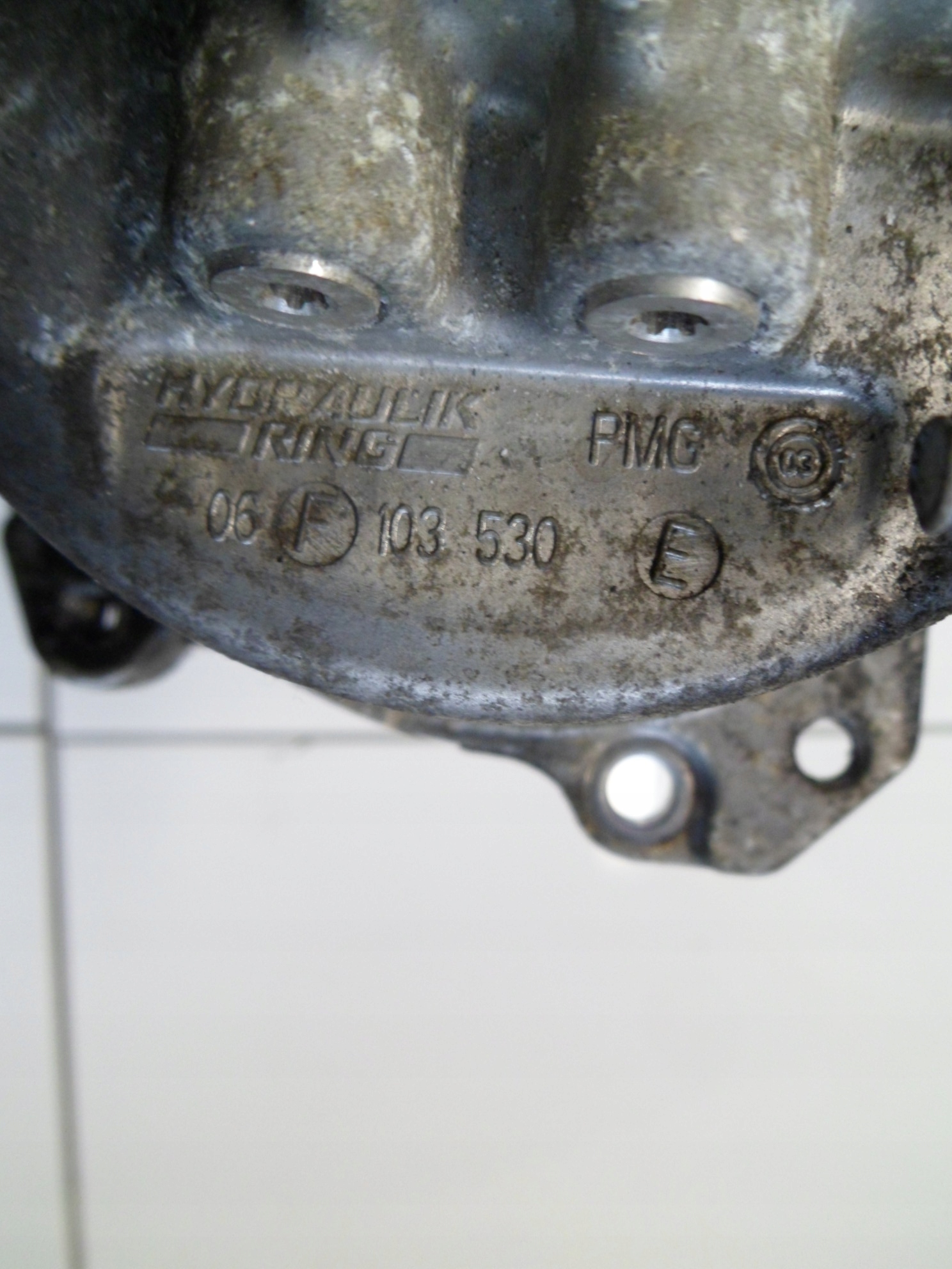 VW GOLF V 2.0TFSI obal POMPY VACUM 06F103530E