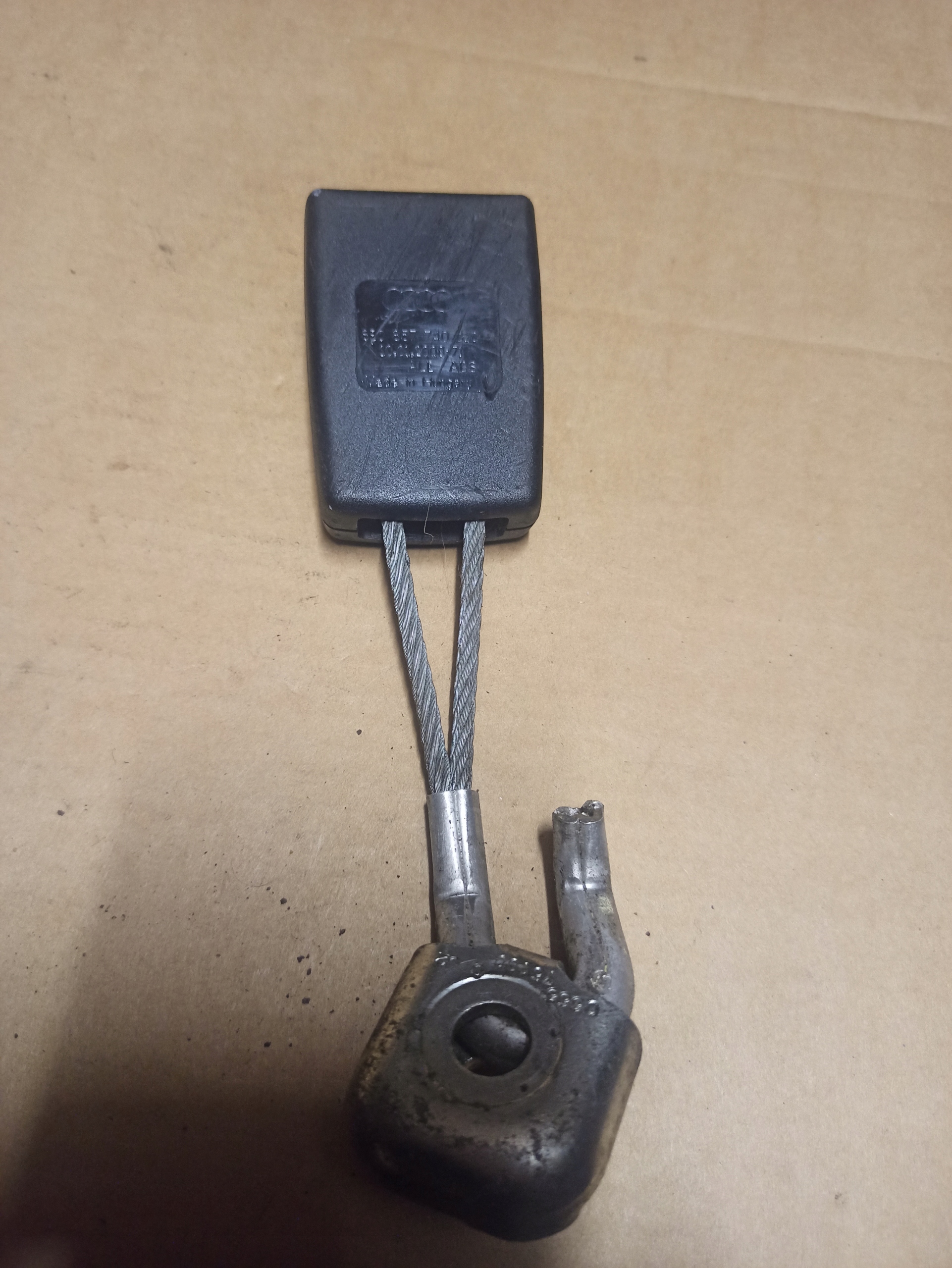 ZAPIECIE TYLNYCH PASOW DI SICUREZZA AUDI A4 B6 8E0 857 740 01C