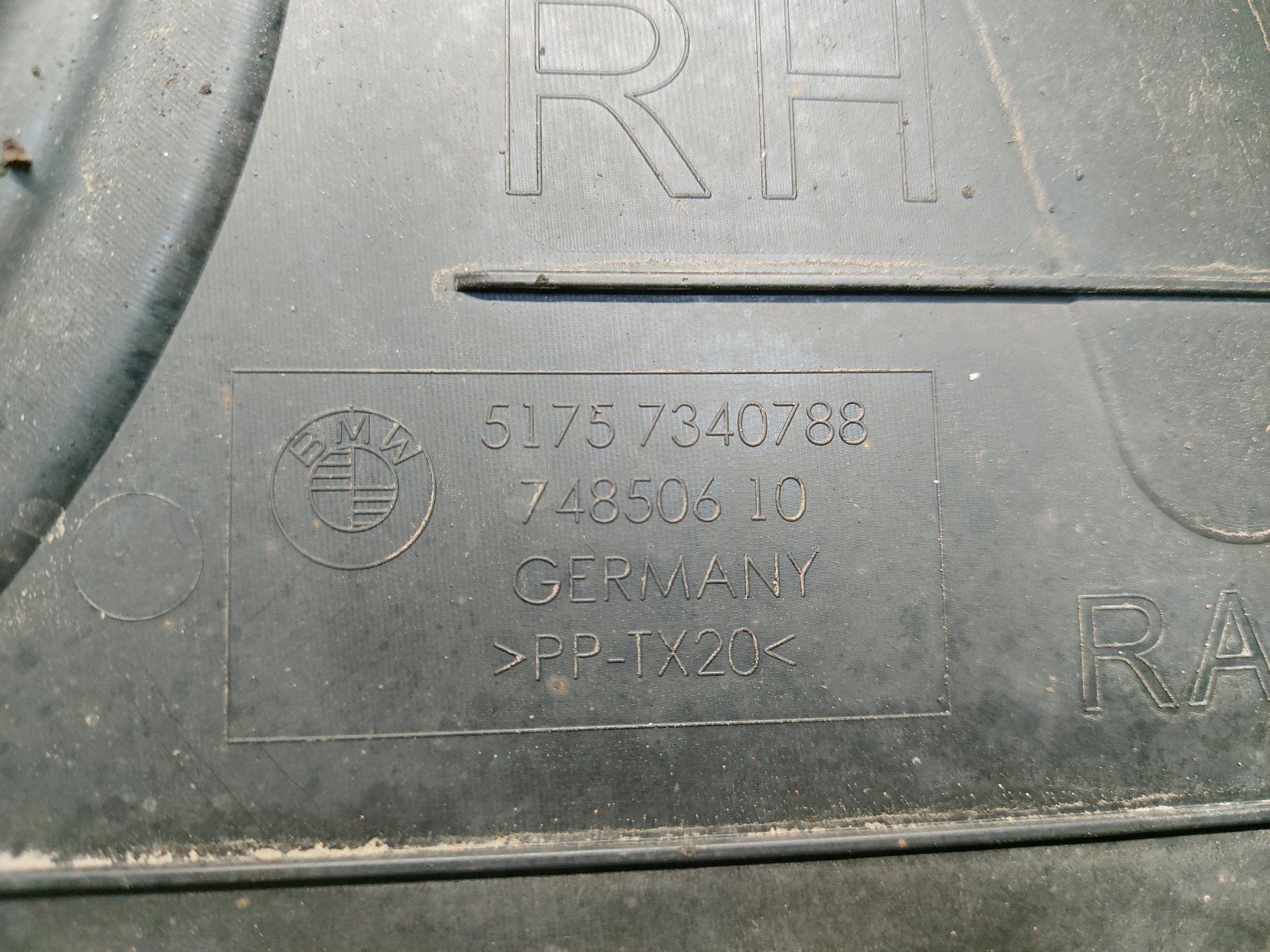 BMW G30 530e cover chassis right rear part 7340788