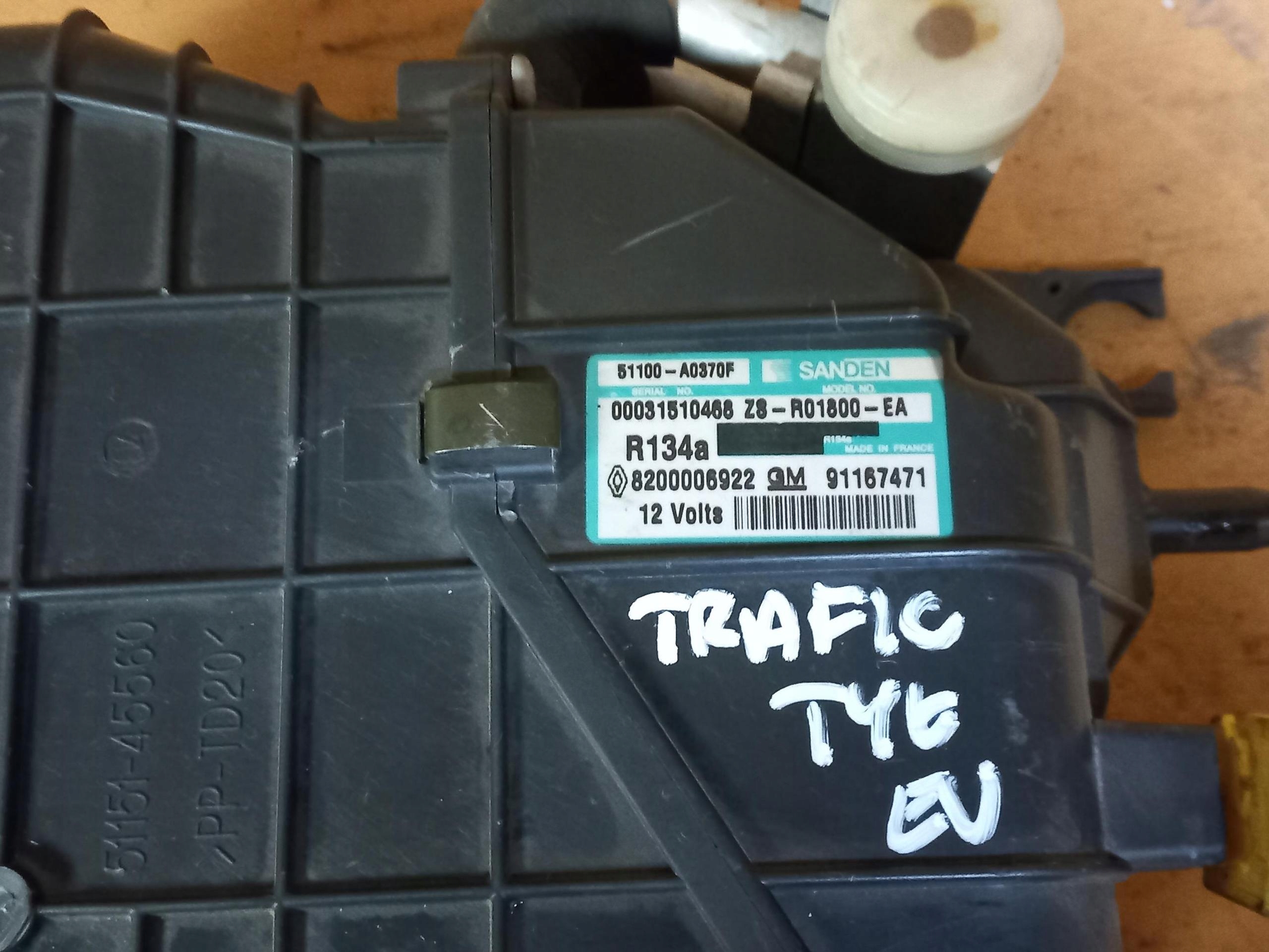 ohrievač kompletná zadná RENAULT TRAFIC III 8200006922 14-21 EU