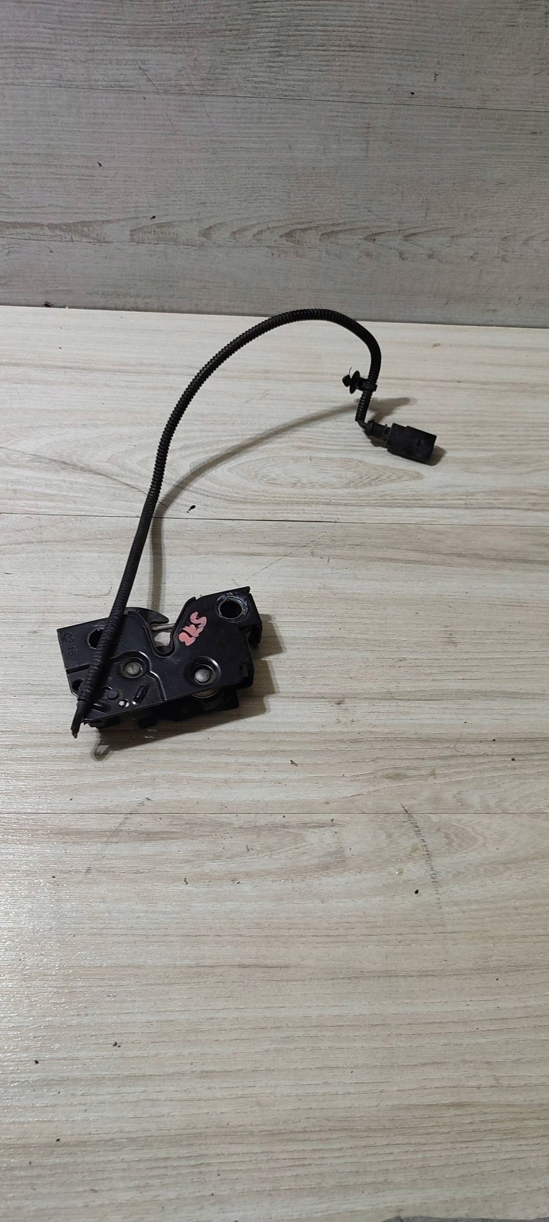 bonnet latch lock Volkswagen Caddy 1K8829488B