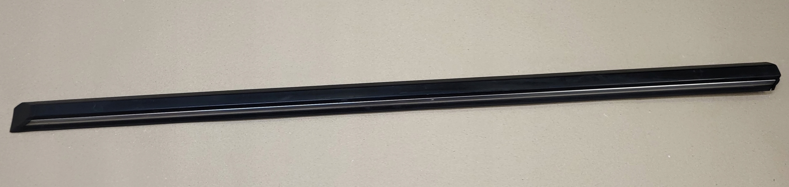 lišta Z dveře PRAWYCH PRZEDNICH BMW 3 E30 4D original