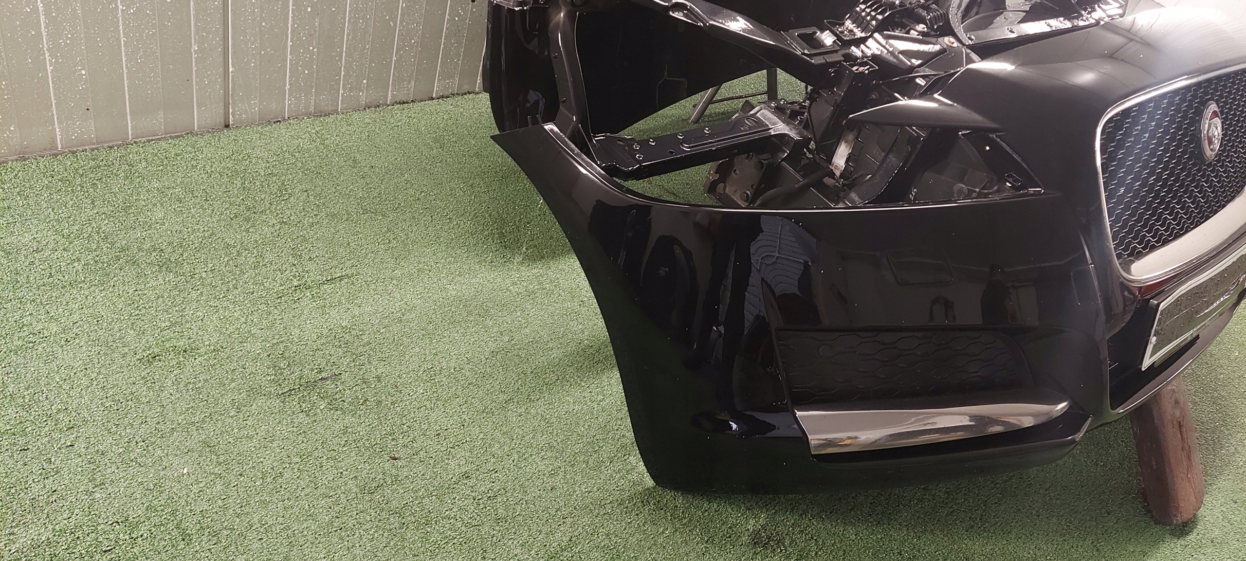bumper front complete JAGUAR XF X260 15r -> LAK: LCRC PAB ULTIMATE BLACK