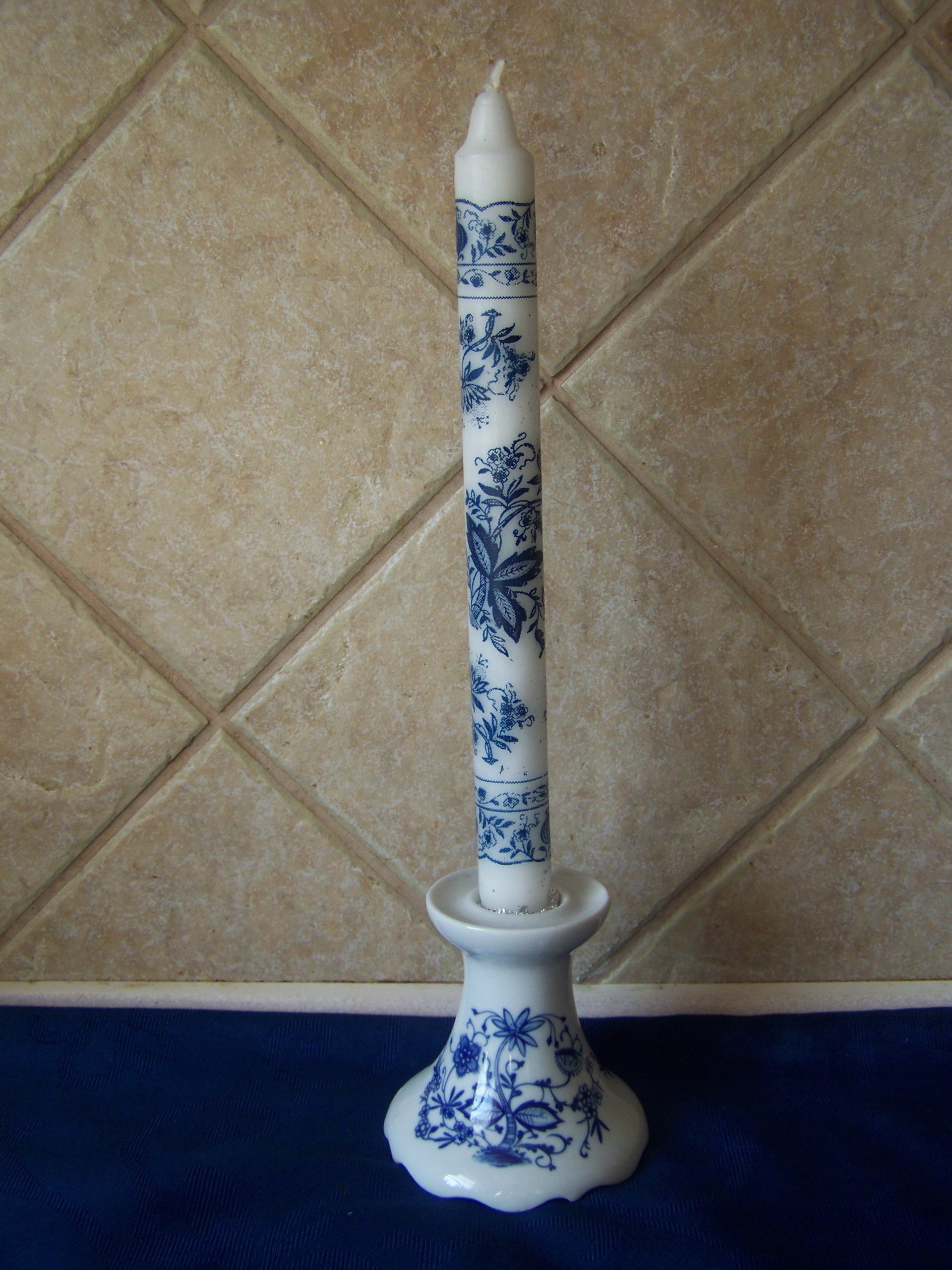 PIĘKNY ŚWIECZNIK Z ŚWIECZKĄ -WZÓR CEBULOWY-