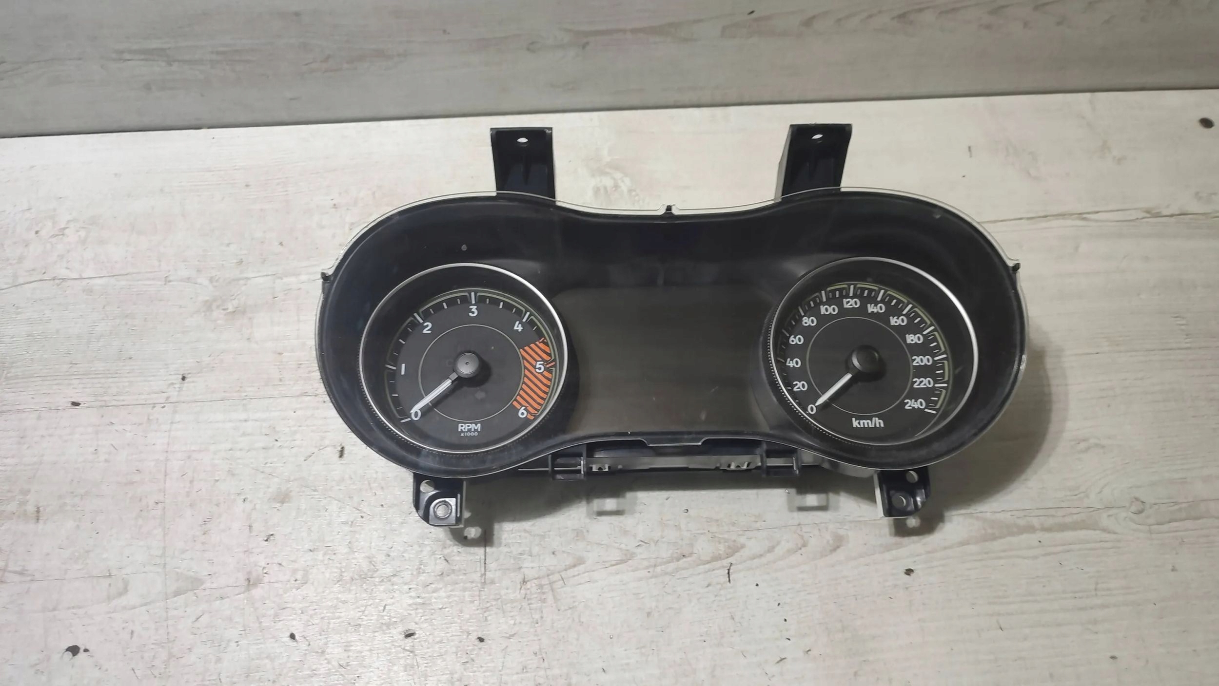 Jeep Cherokee 2015 dials / Predkosciomierz
