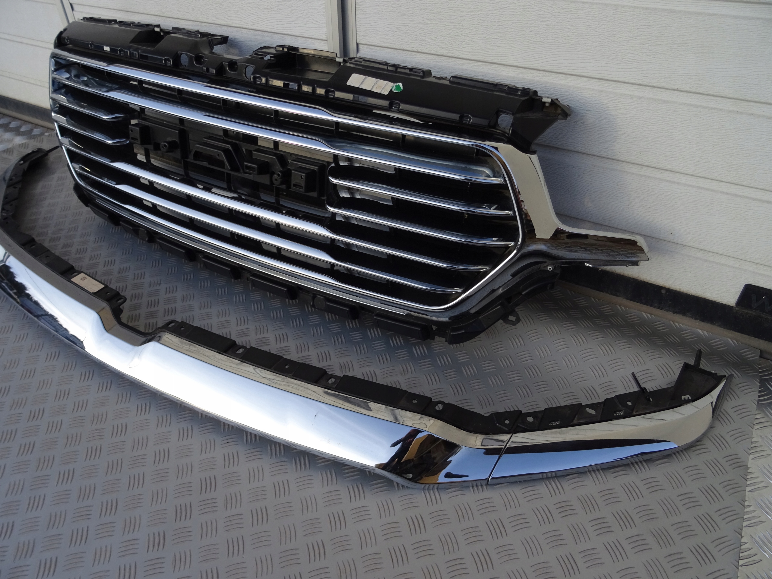 DODGE RAM 1500 V 5 2019 2020 2021 2022- GRILL ATRAPA CHROM LISTWA PRZÓD USA Producent części Dodge OE