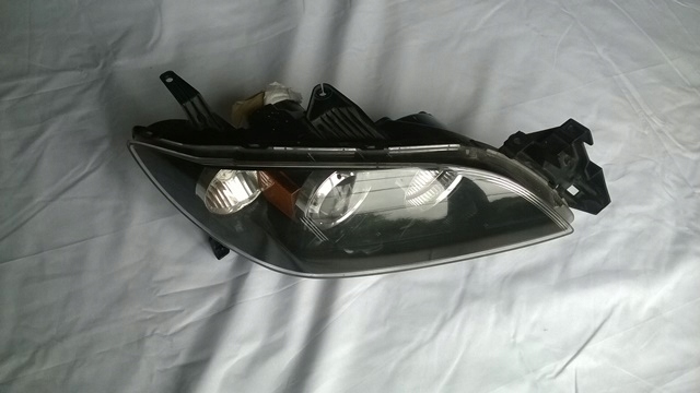 Mazda 3 BK 4d 03-06 reflektor prawy xenon lampa