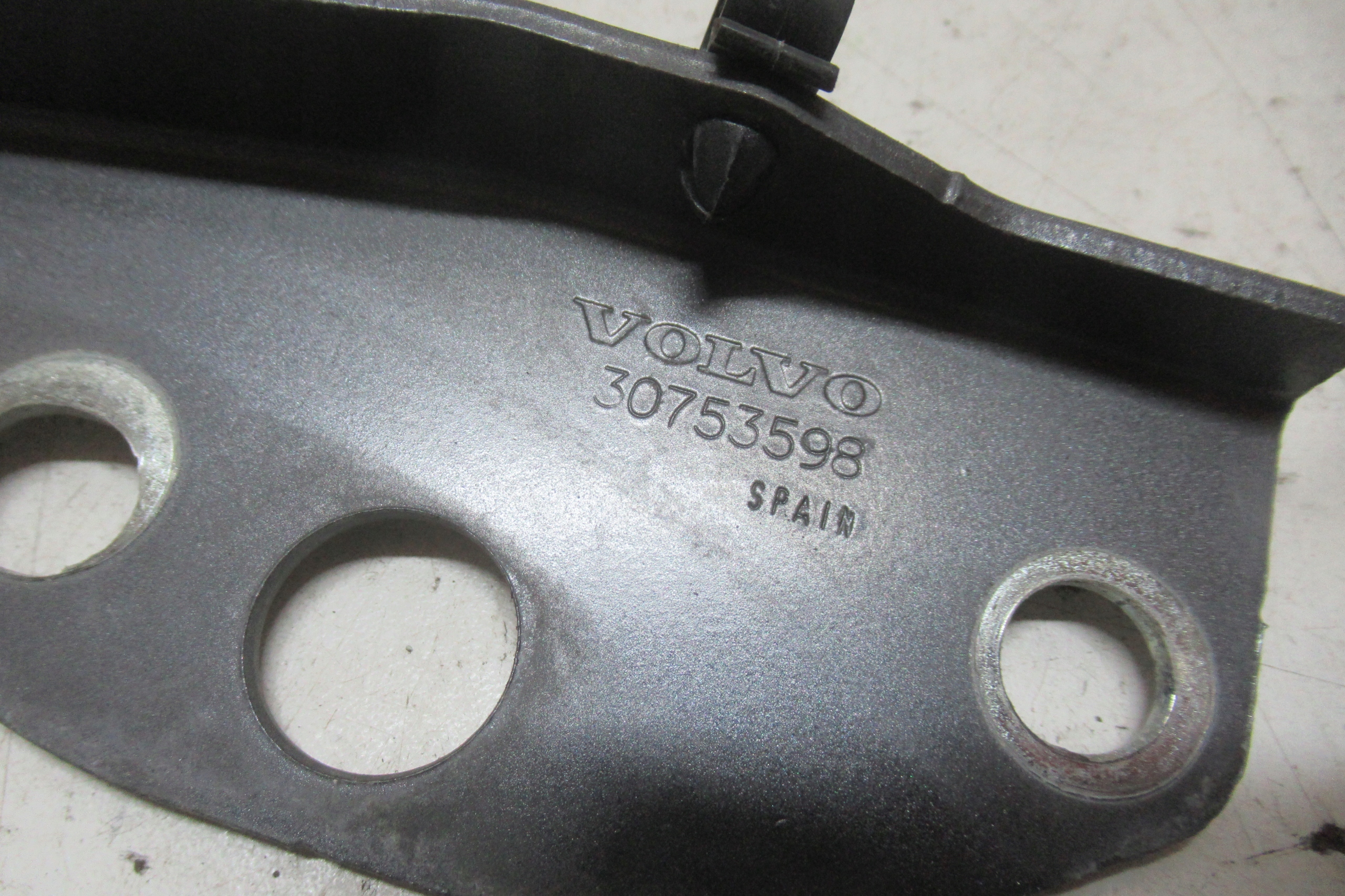 VOLVO V50 2.4 D 06R hinge bonnets right 30753598