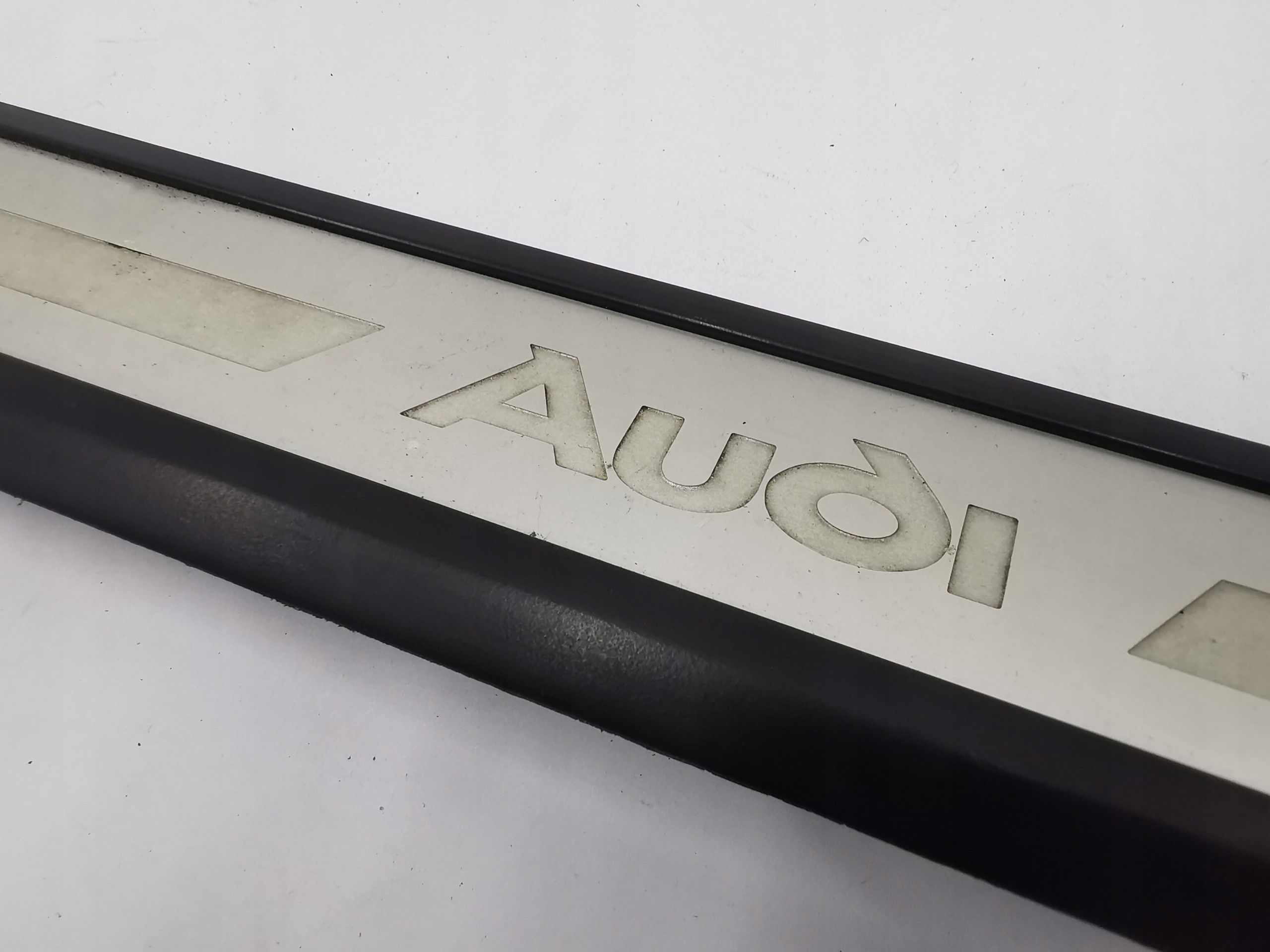 moulage seuil droit arrière AUDI A8 D3 / 4E0853996