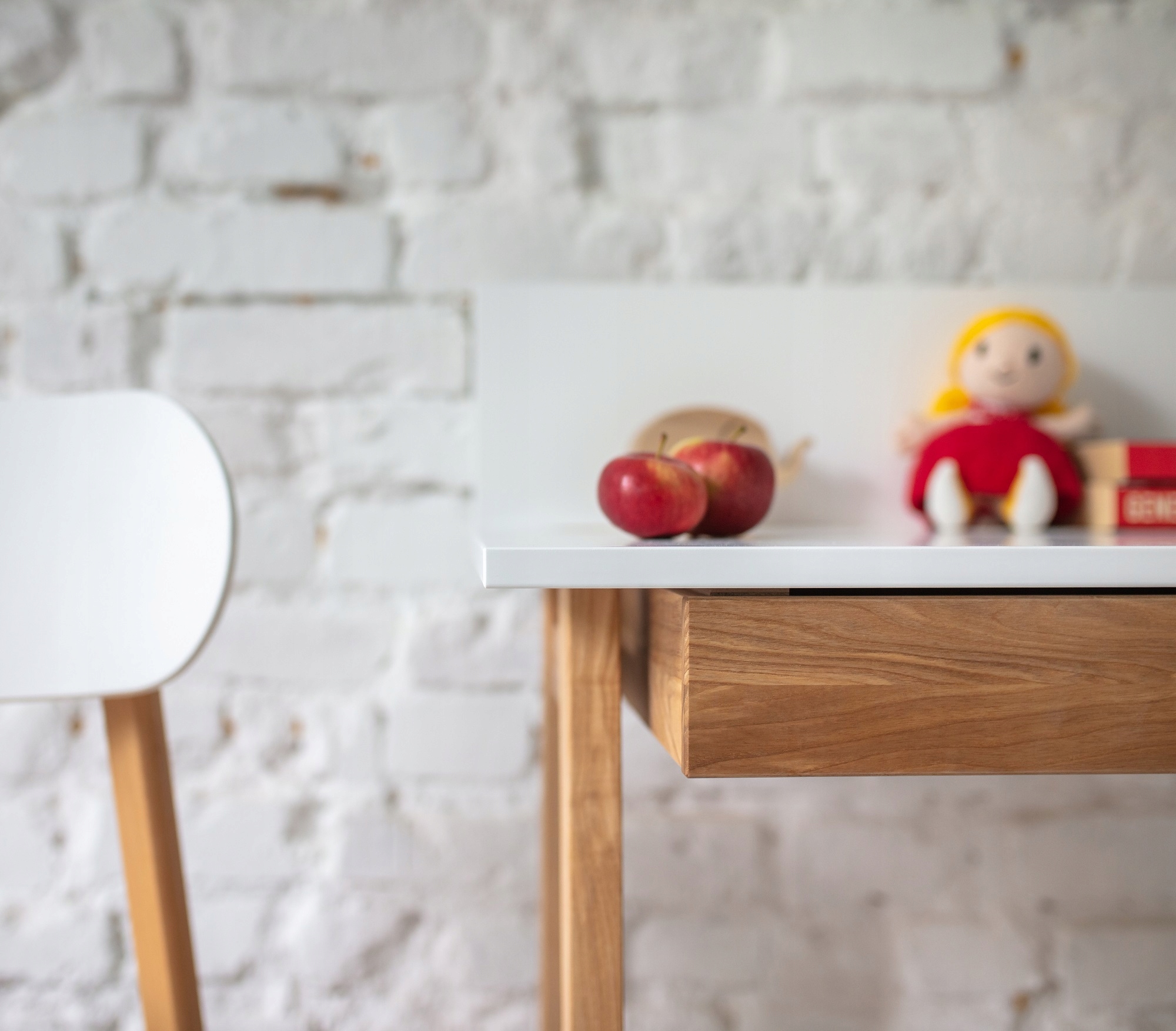 Małe biurko jesion biały blat 65x50 z szufladą Kolor mebla biały