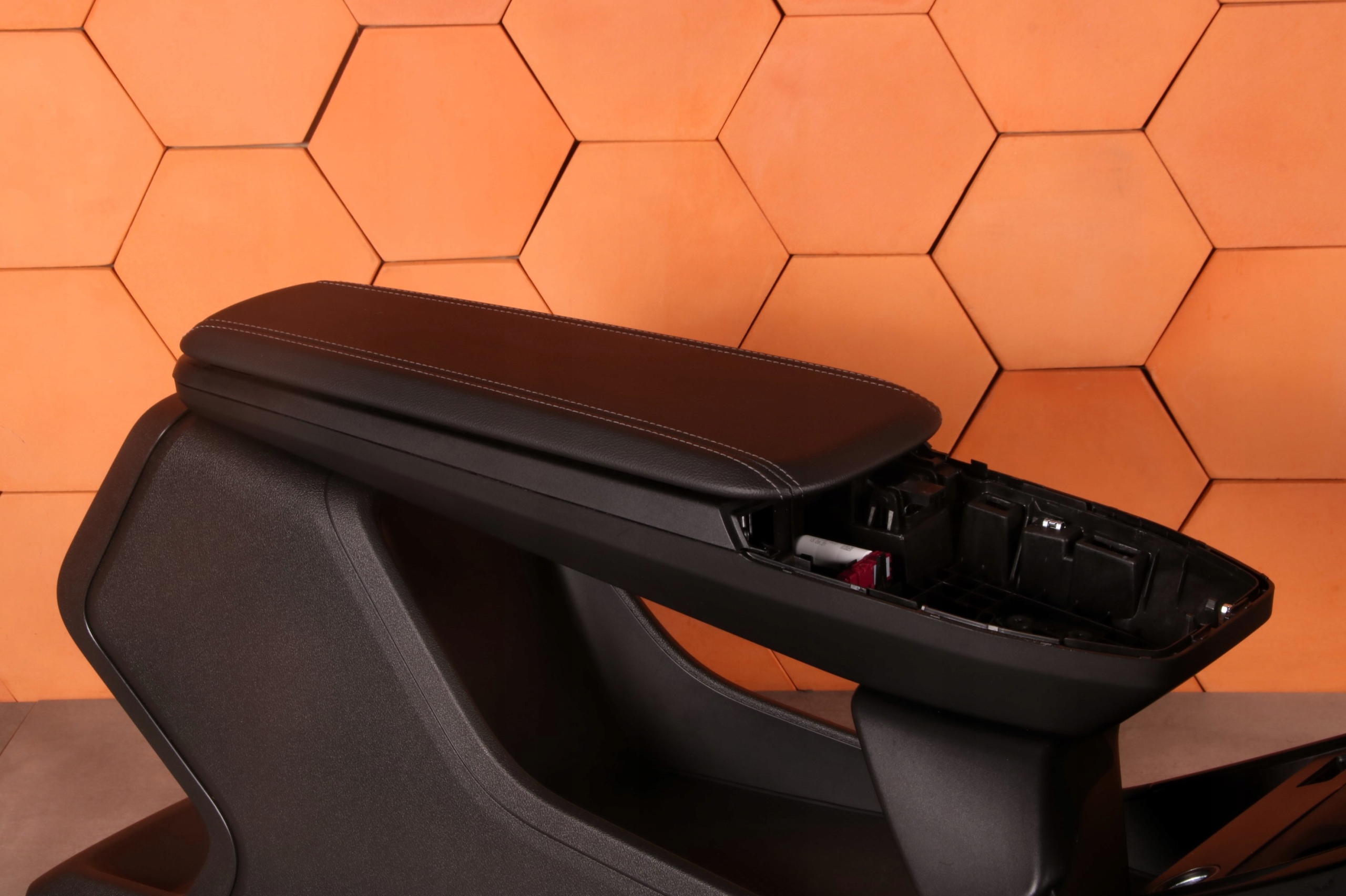 BMW 2' U06 X1 U11 TUNEL central armrest SENSATEC black 5A2E049