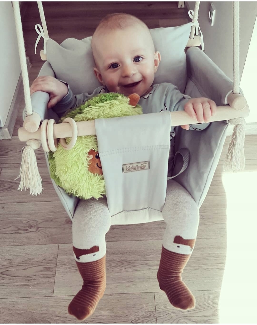 KIDABOO Huśtawka dla dziecka miękka z wypełnieniem DOM OGROD PAS CE szara Bohater / Bajka brak