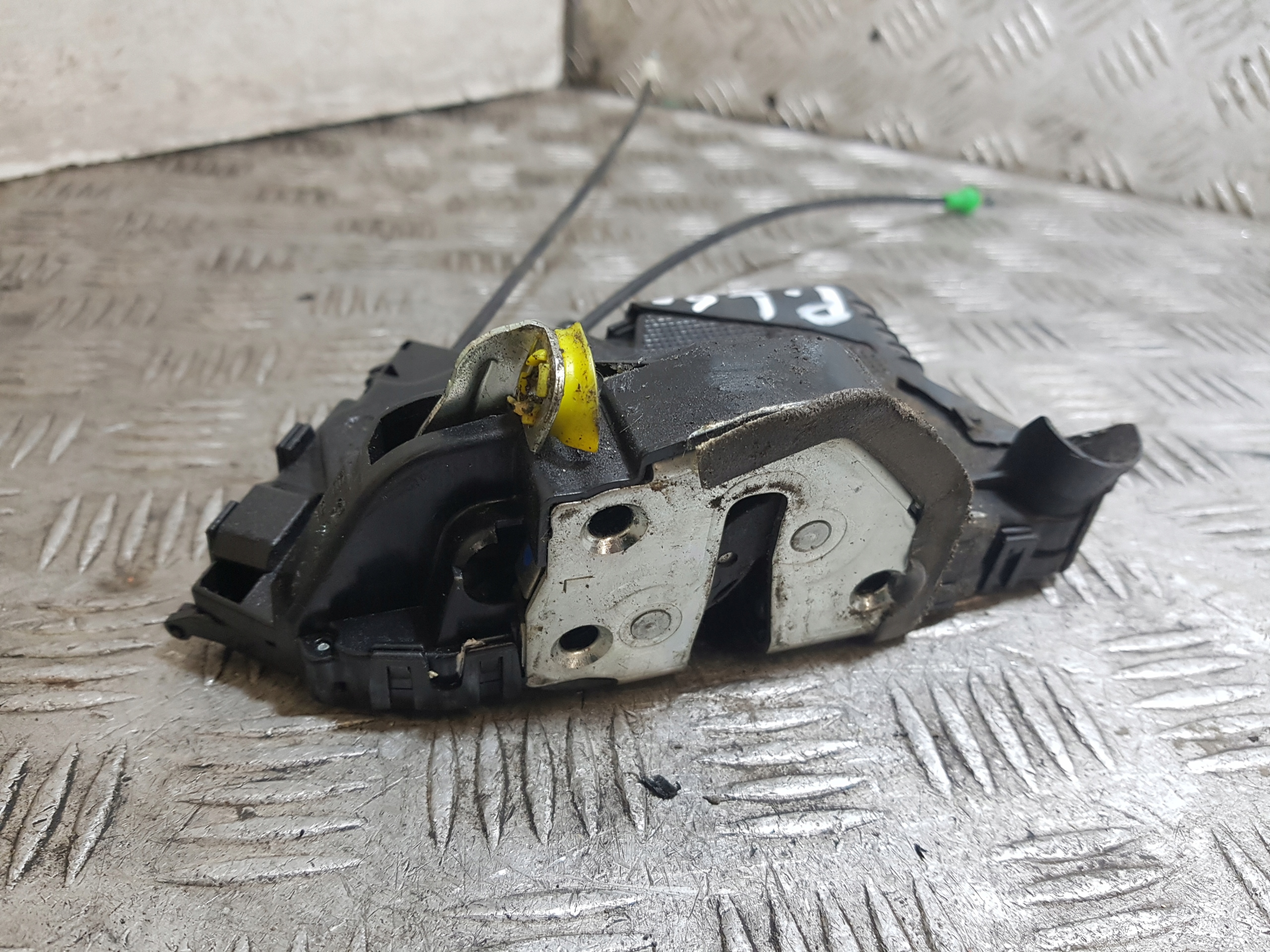 lock door left front TOYOTA YARIS 2