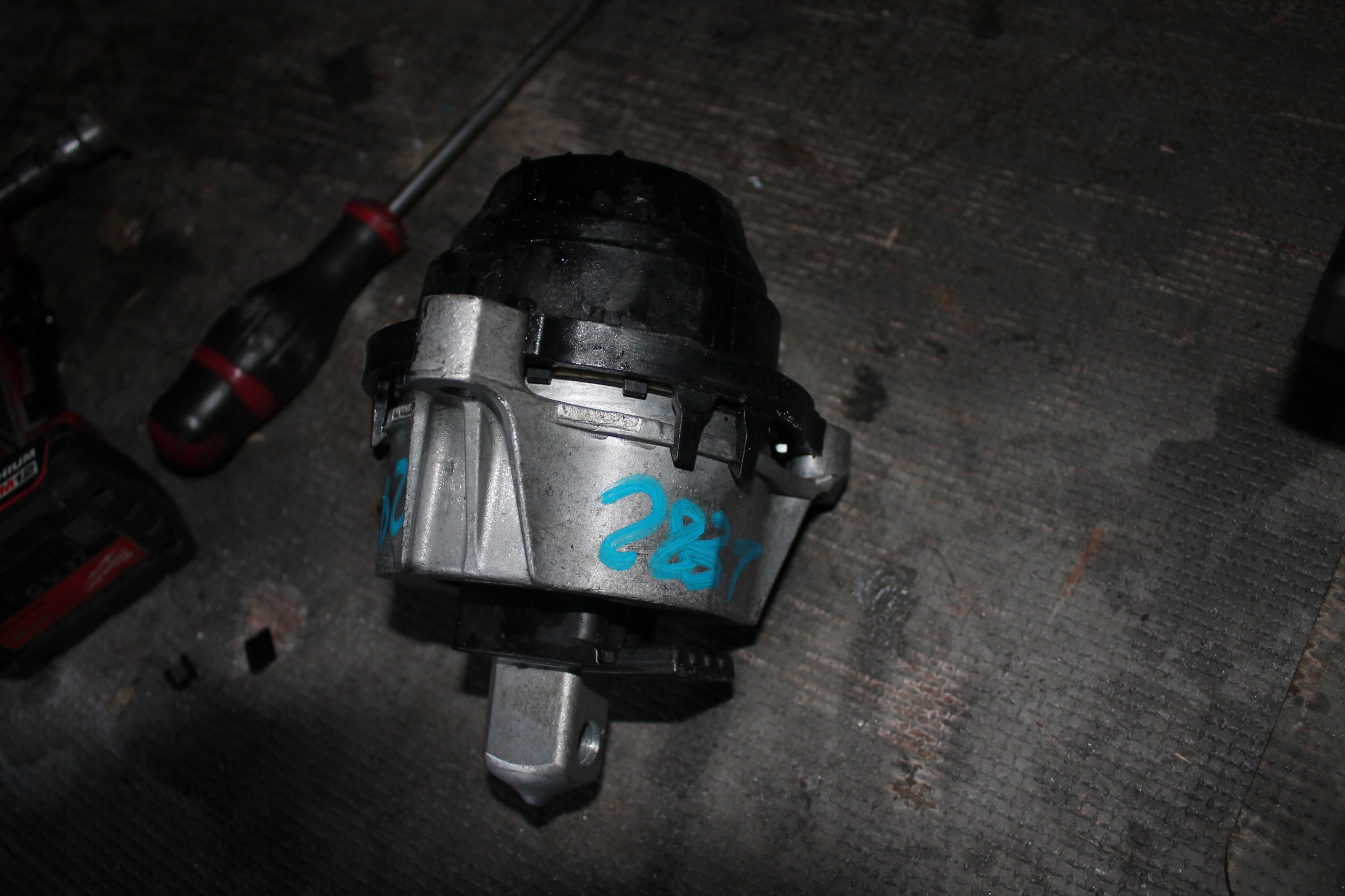 2831. engine mount left BMW 9846461