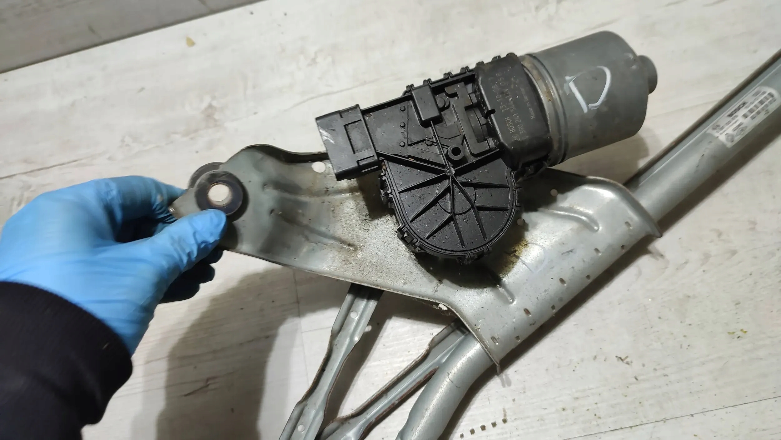 Dacia Sandero 2012 wiper mechanism front
