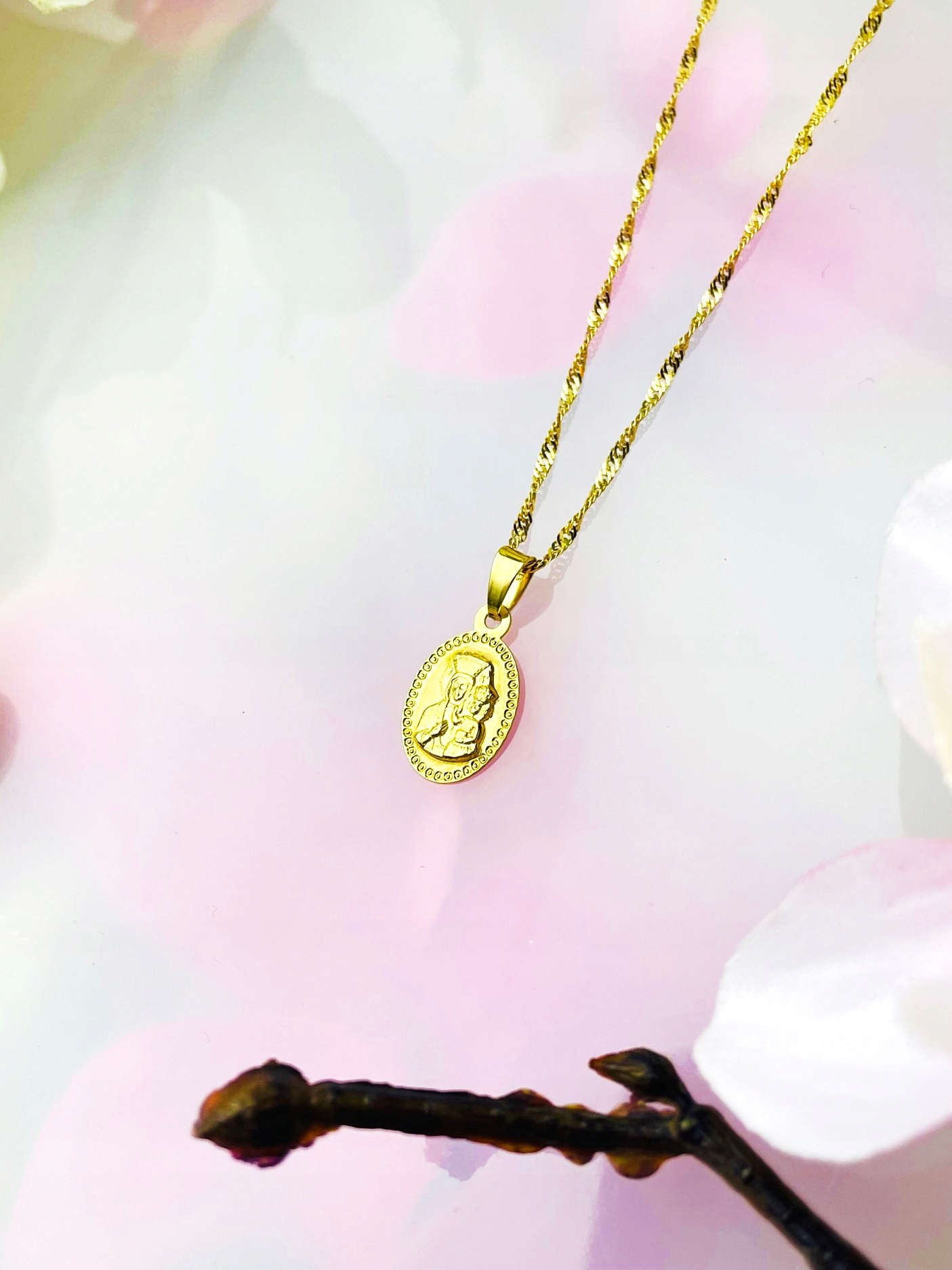 Zlatý Medailonek Přívěsek Panna Maria Čenstochovská