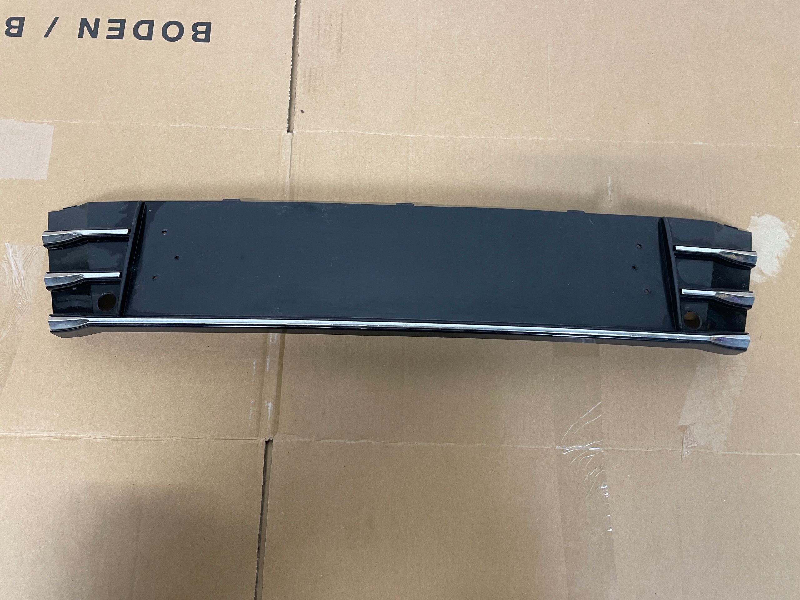 PODKŁADKA POD TABLICE ATRAPA AUDI A7 4G8 4G8807285