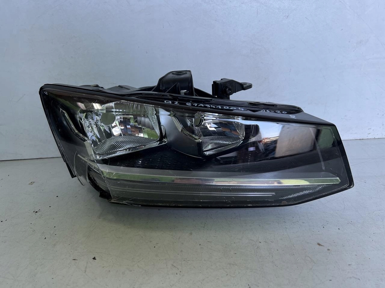 Фара права перед AUDI Q2 16-20