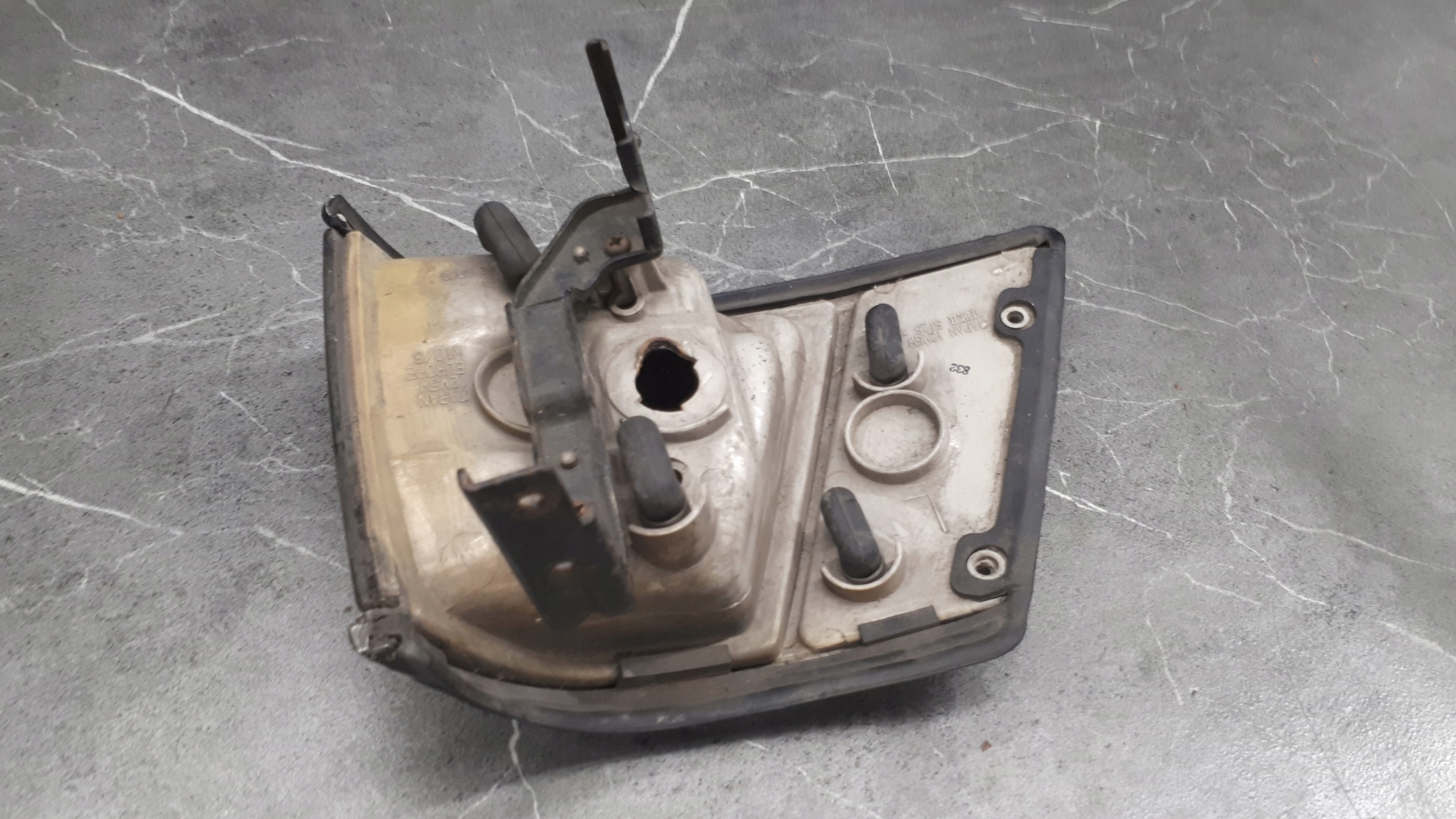 поворотник nissan Bluebird 85r