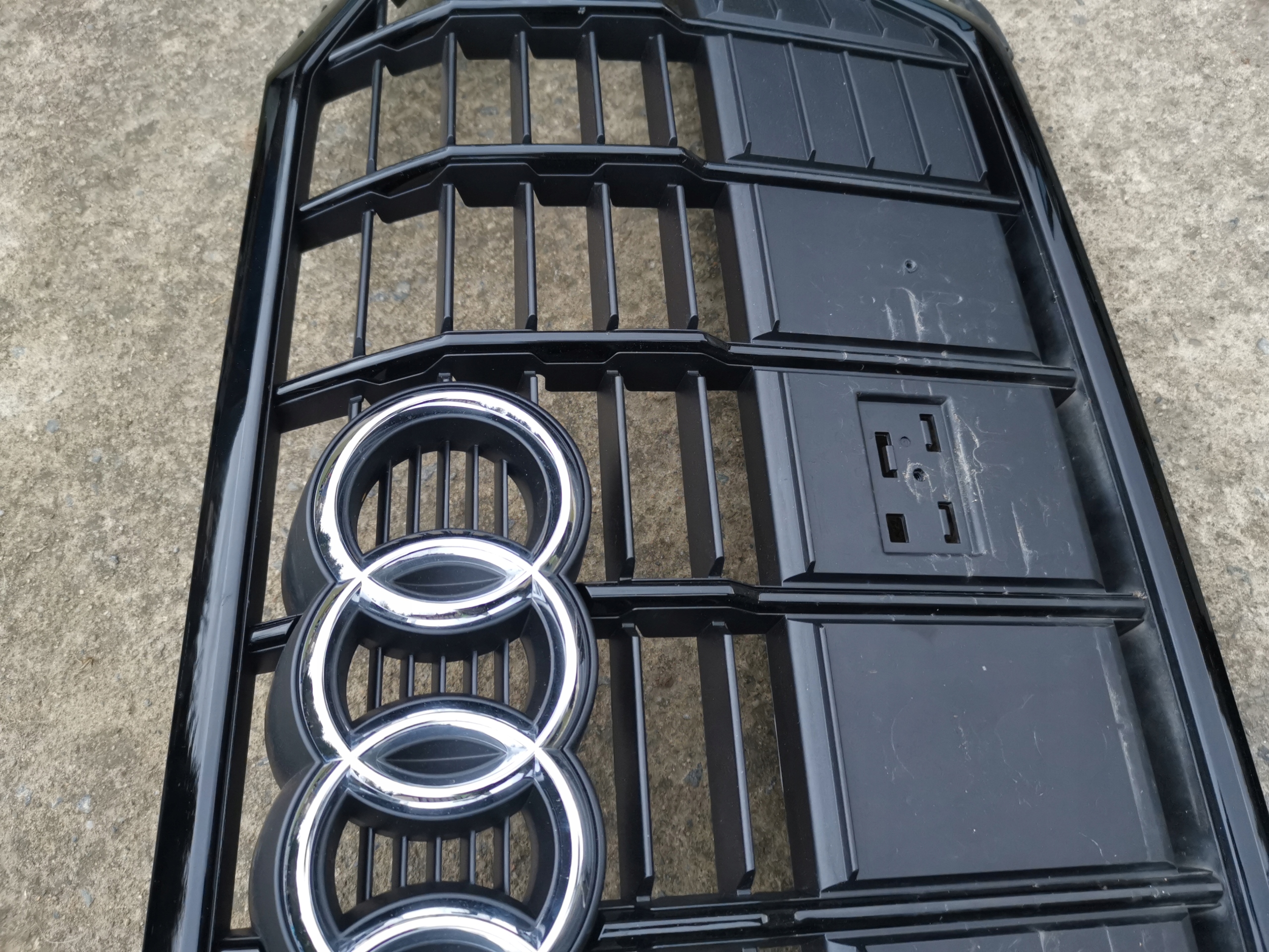 решетка радиатора Q3 II 83A s-line 83A853651E