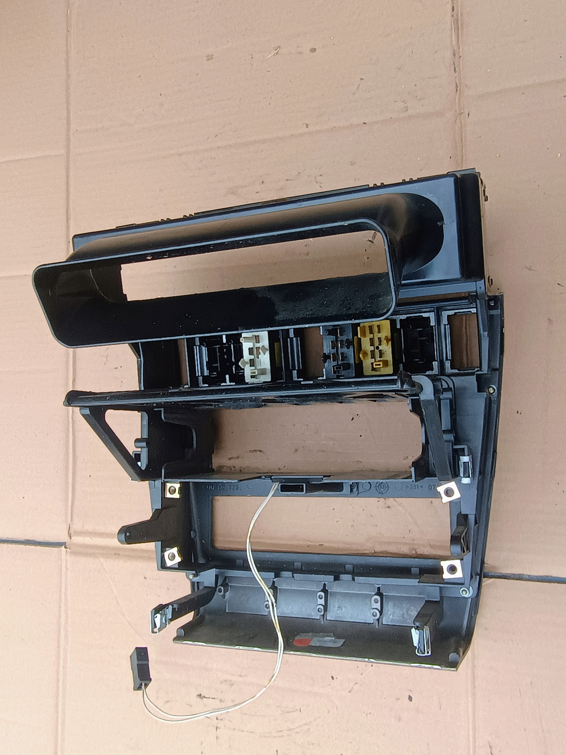 frame central of the dashboard ROZDZIELCZEJ 4D0857007C AUDI A8 D2